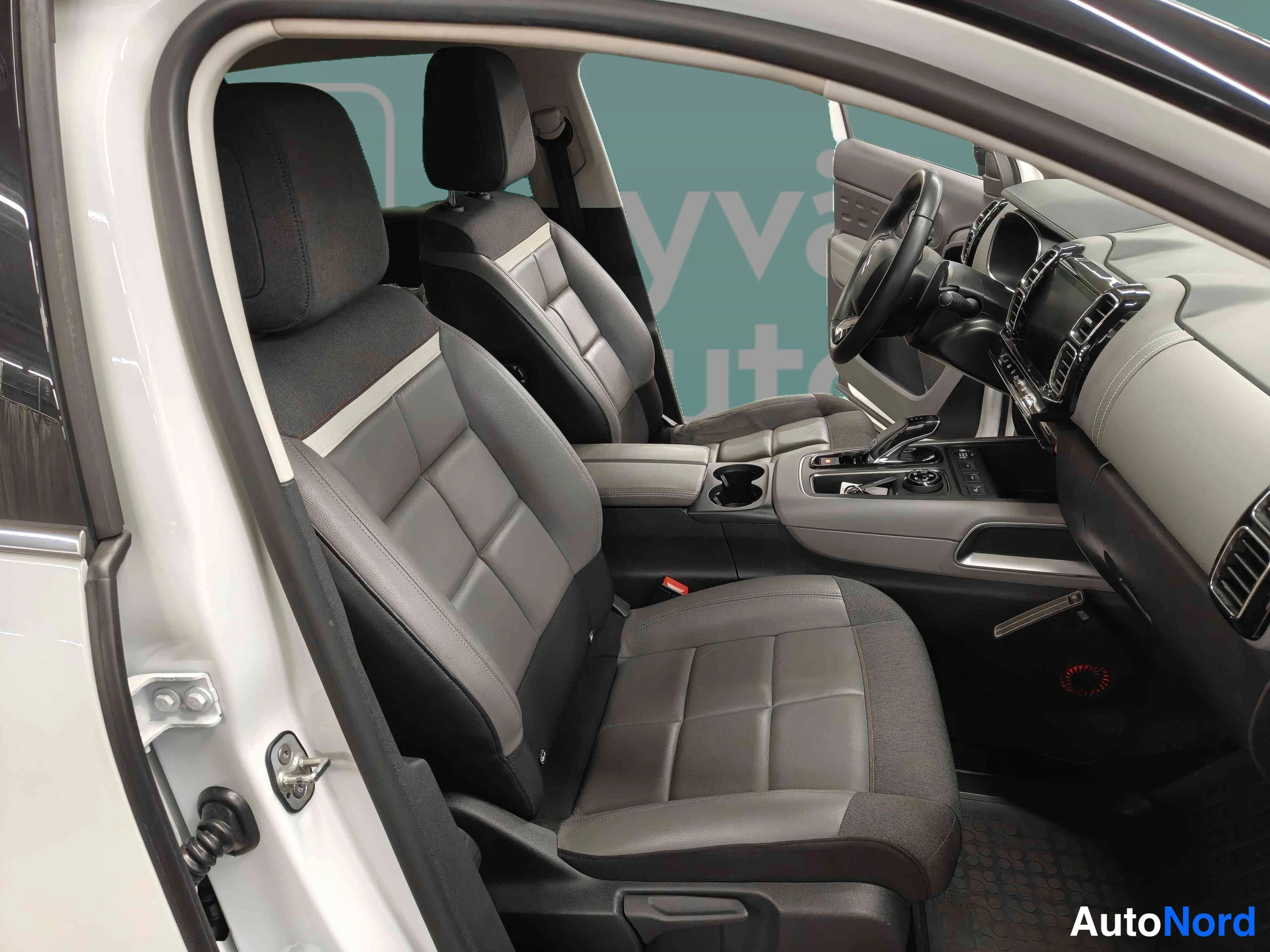 Valkoinen Citroen C5 Aircross 2020, etuistuimet, kuva 28