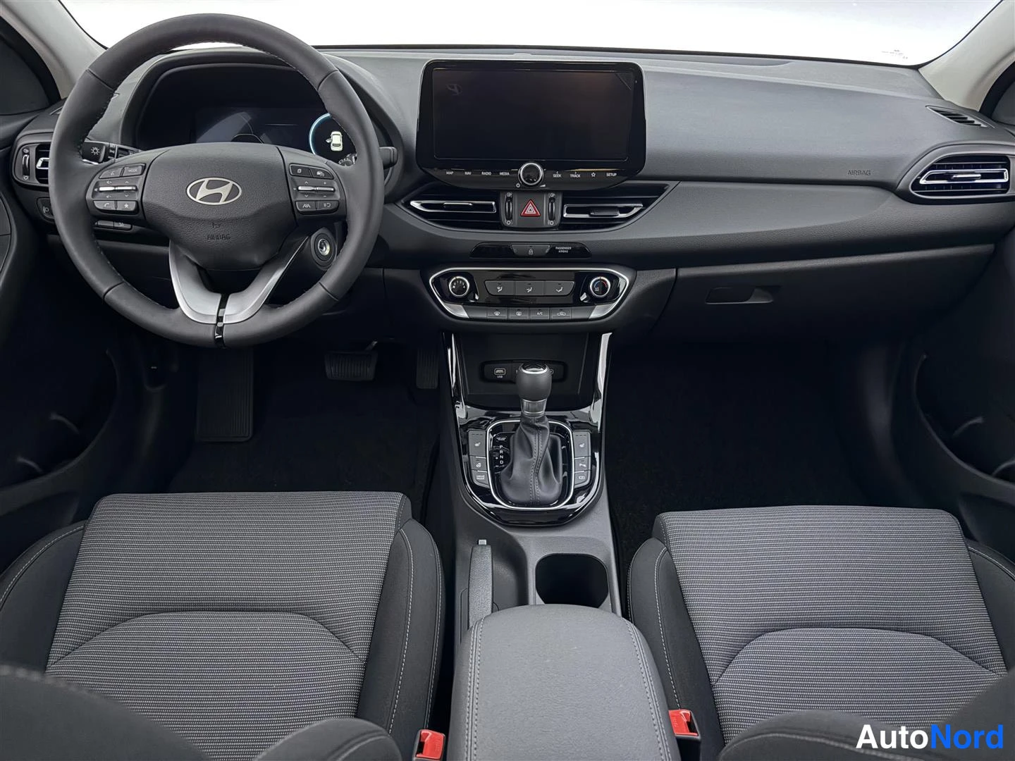 Musta Hyundai i30 2026, ohjaamo, kuva 13