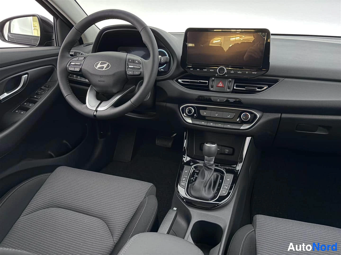 Musta Hyundai i30 2026, ohjaamo, kuva 15