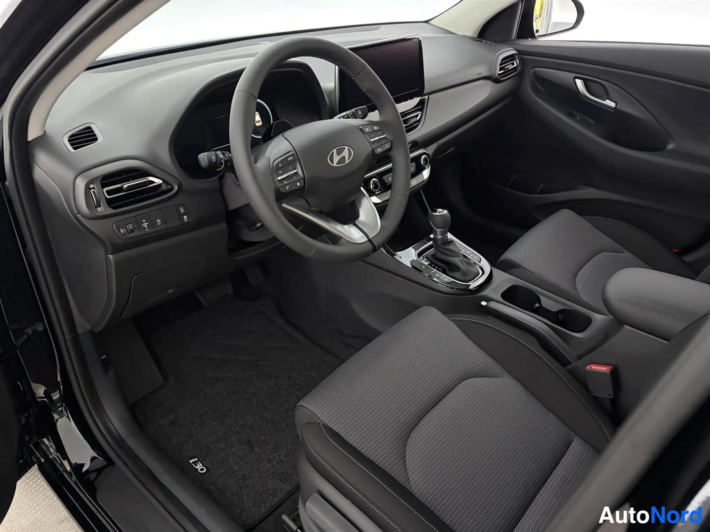 Musta Hyundai i30 2026, ohjaamo, kuva 16