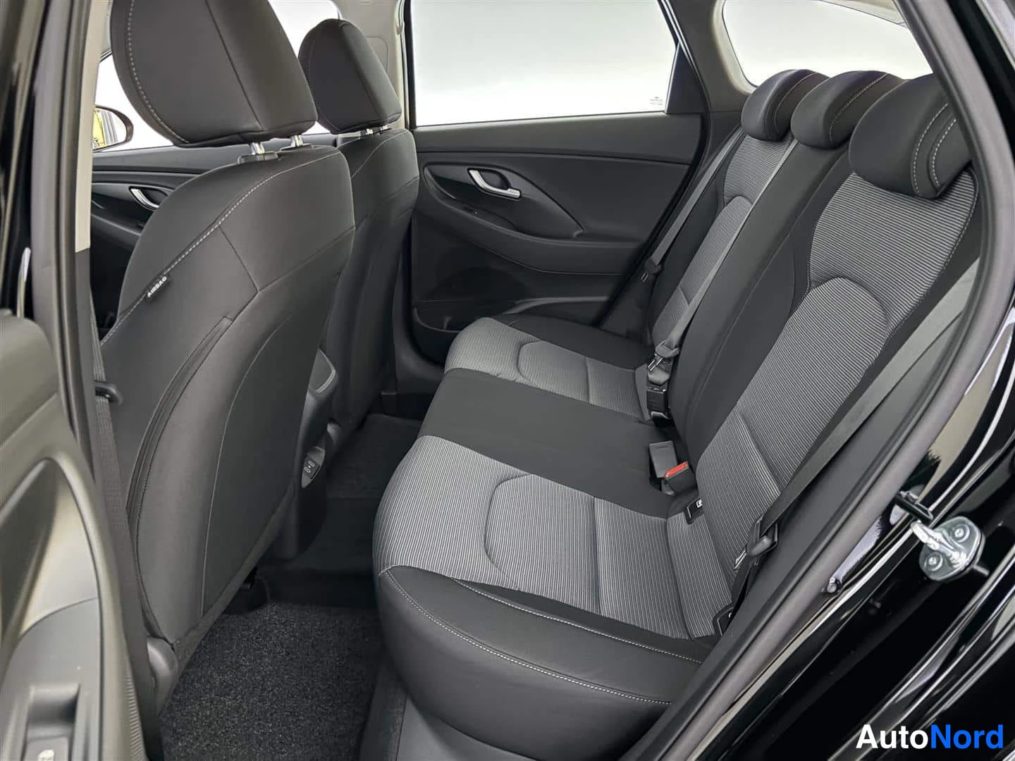 Musta Hyundai i30 2026, takaistuimet, kuva 20