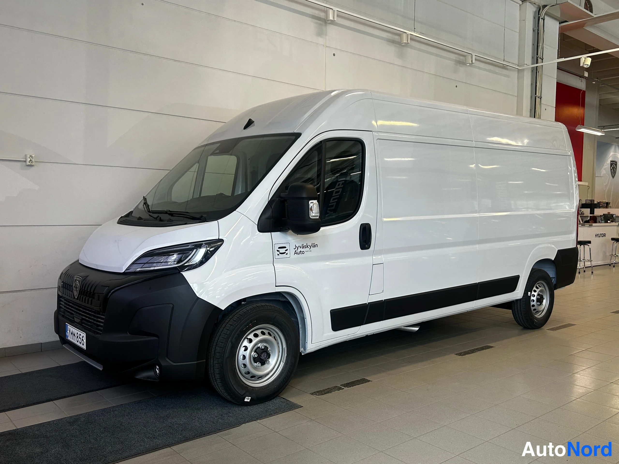 Valkoinen Peugeot Boxer 2026, etuviisto, keula vasemmalle, kuva 2