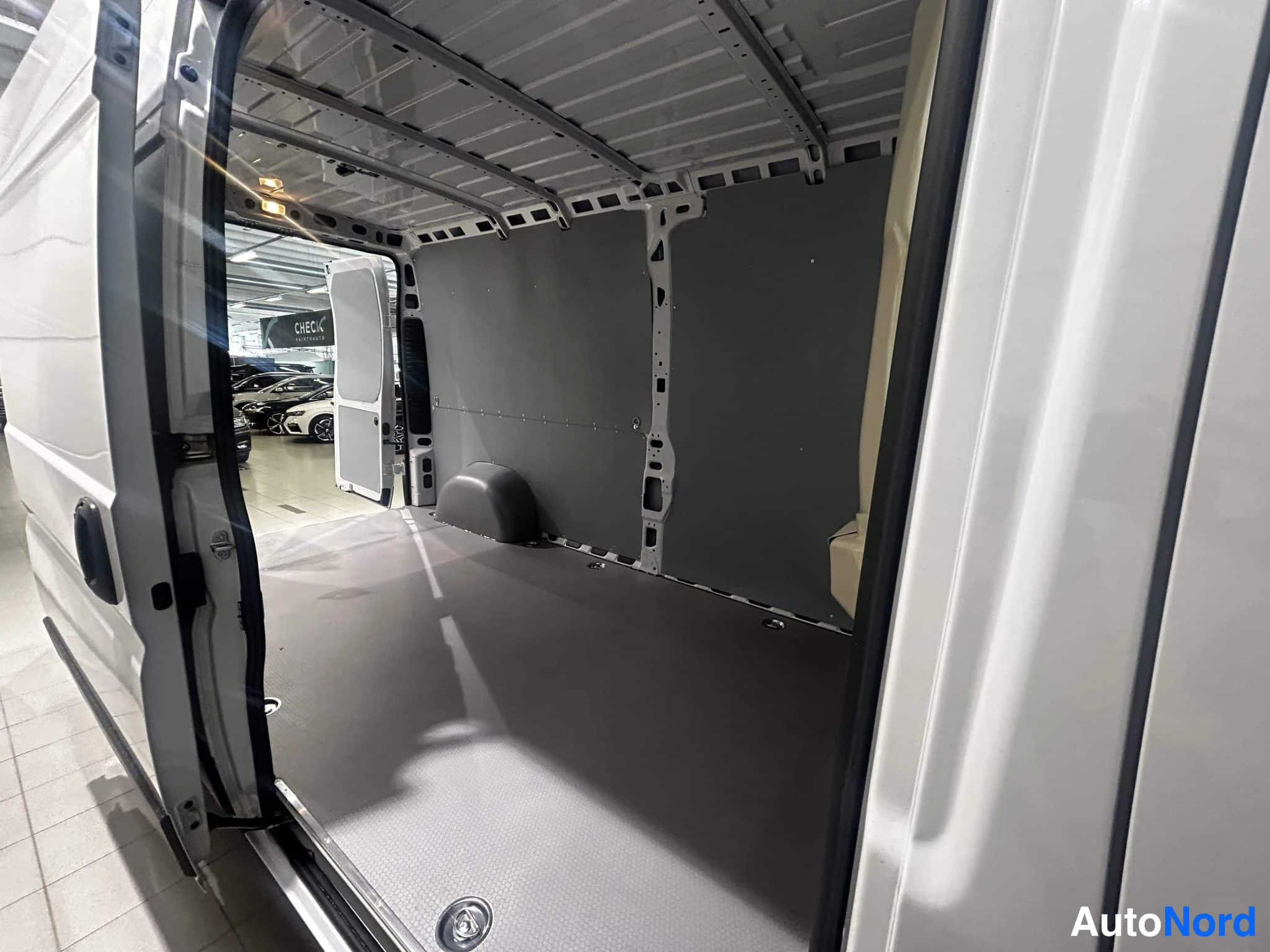 Valkoinen Peugeot Boxer 2026, tavaratila, kuva 9