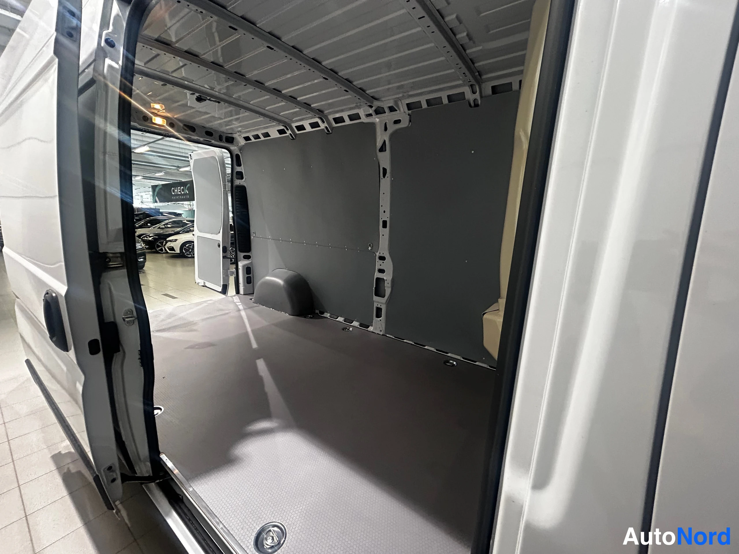 Valkoinen Peugeot Boxer 2026, tavaratila, kuva 10
