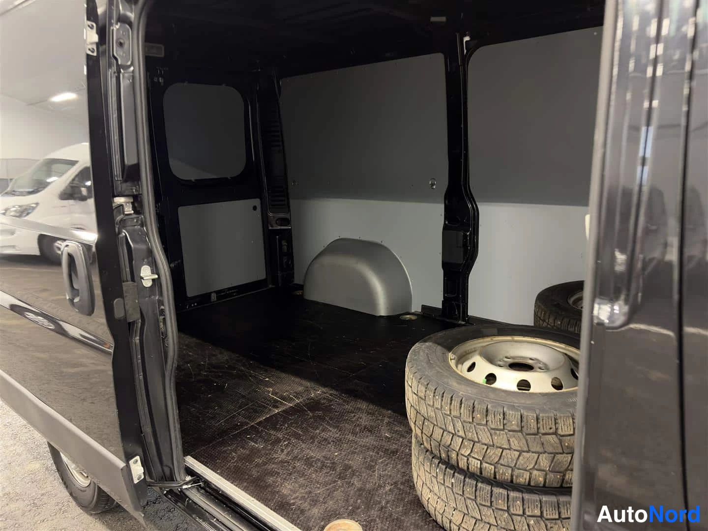 Harmaa Citroen Jumper 2021, tavaratila, kuva 12