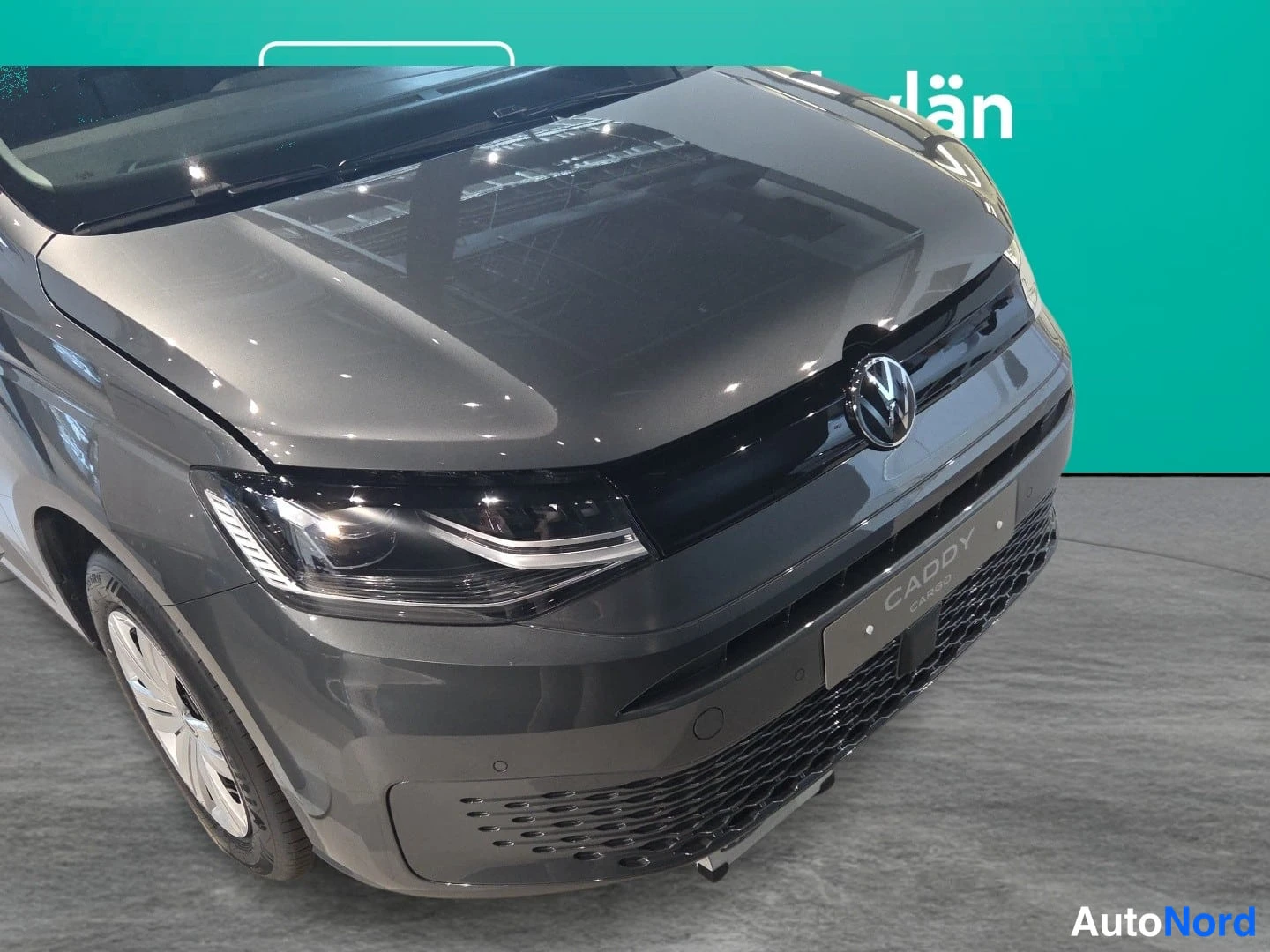 Grå Volkswagen Caddy 2026, snett framifrån, fronten åt höger, bild 2