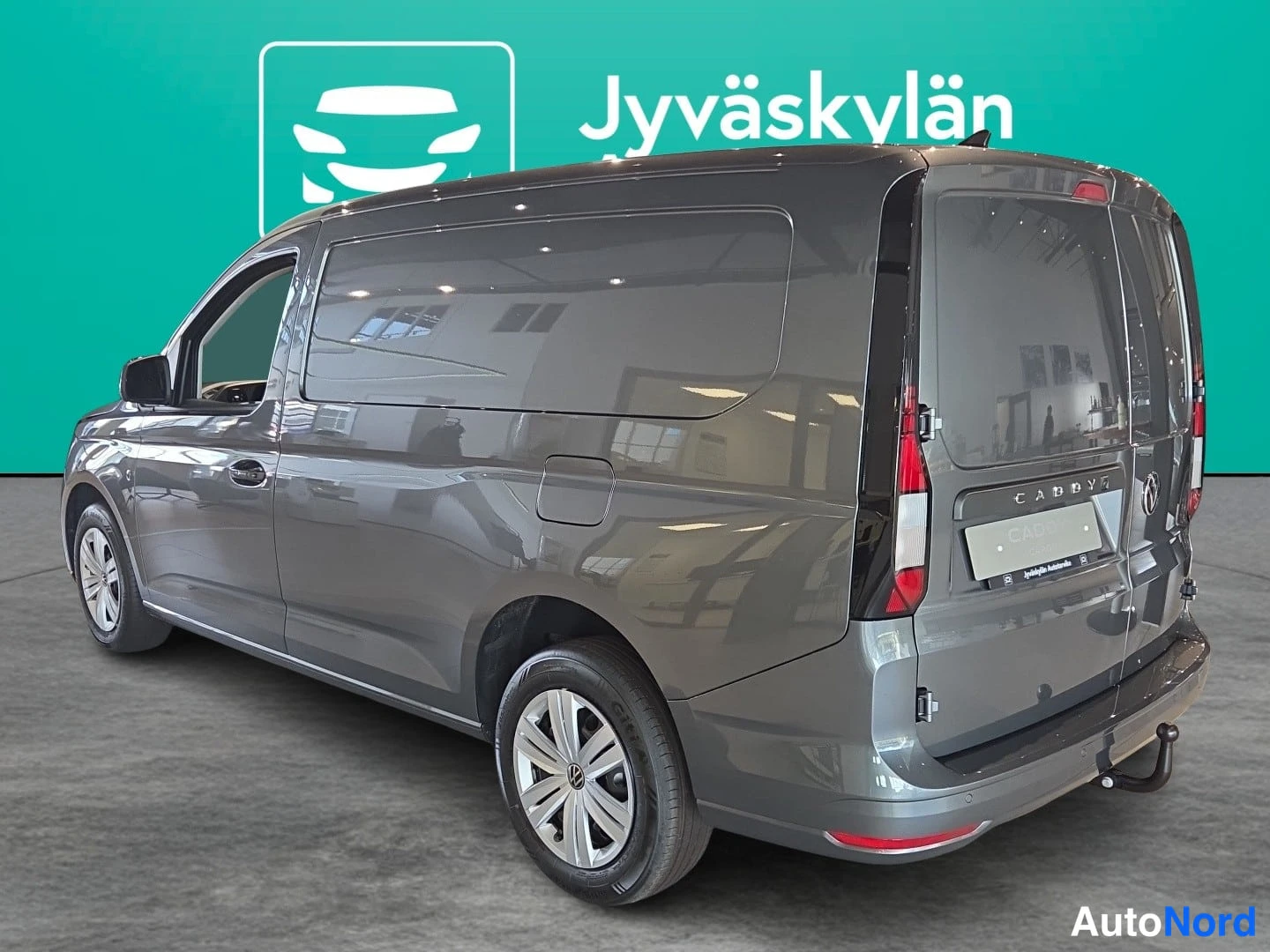 Grå Volkswagen Caddy 2026, snett bakifrån, bild 4