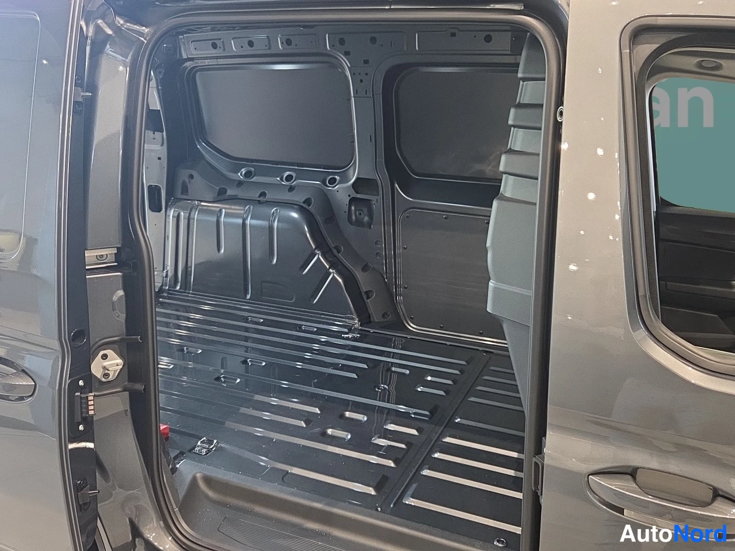 Grå Volkswagen Caddy 2026, bagageutrymme, bild 10