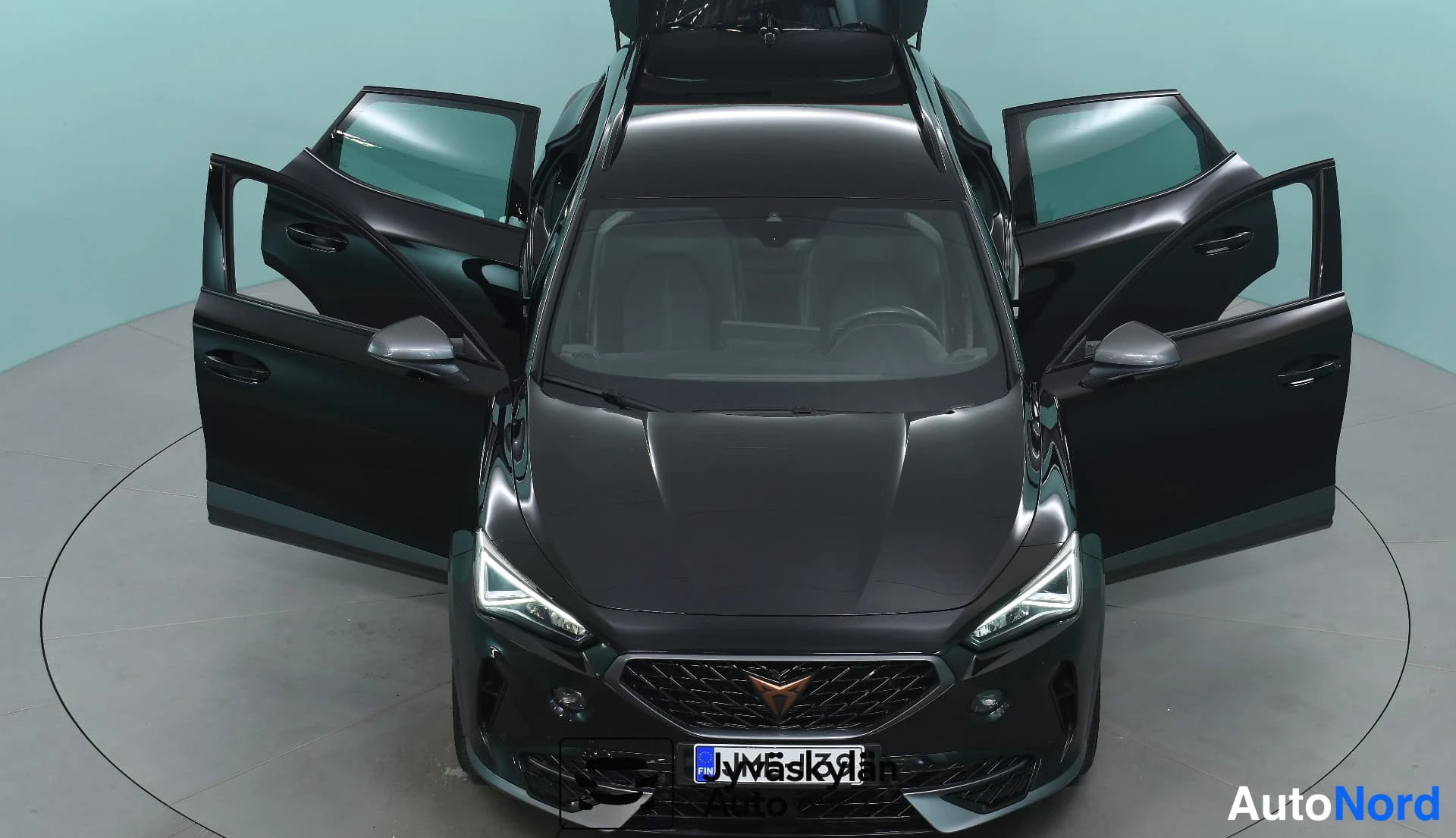 Musta Cupra Formentor 2021, edestä, kuva 5