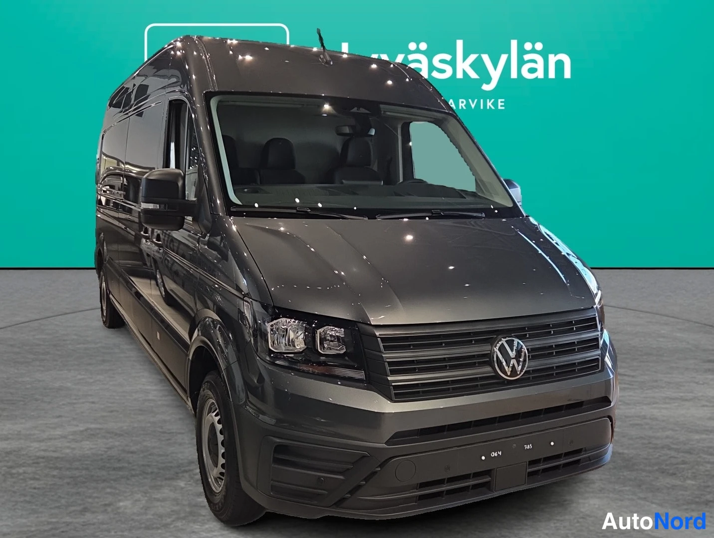 Harmaa Volkswagen Crafter 2026, etuviisto, keula oikealle, kuva 2