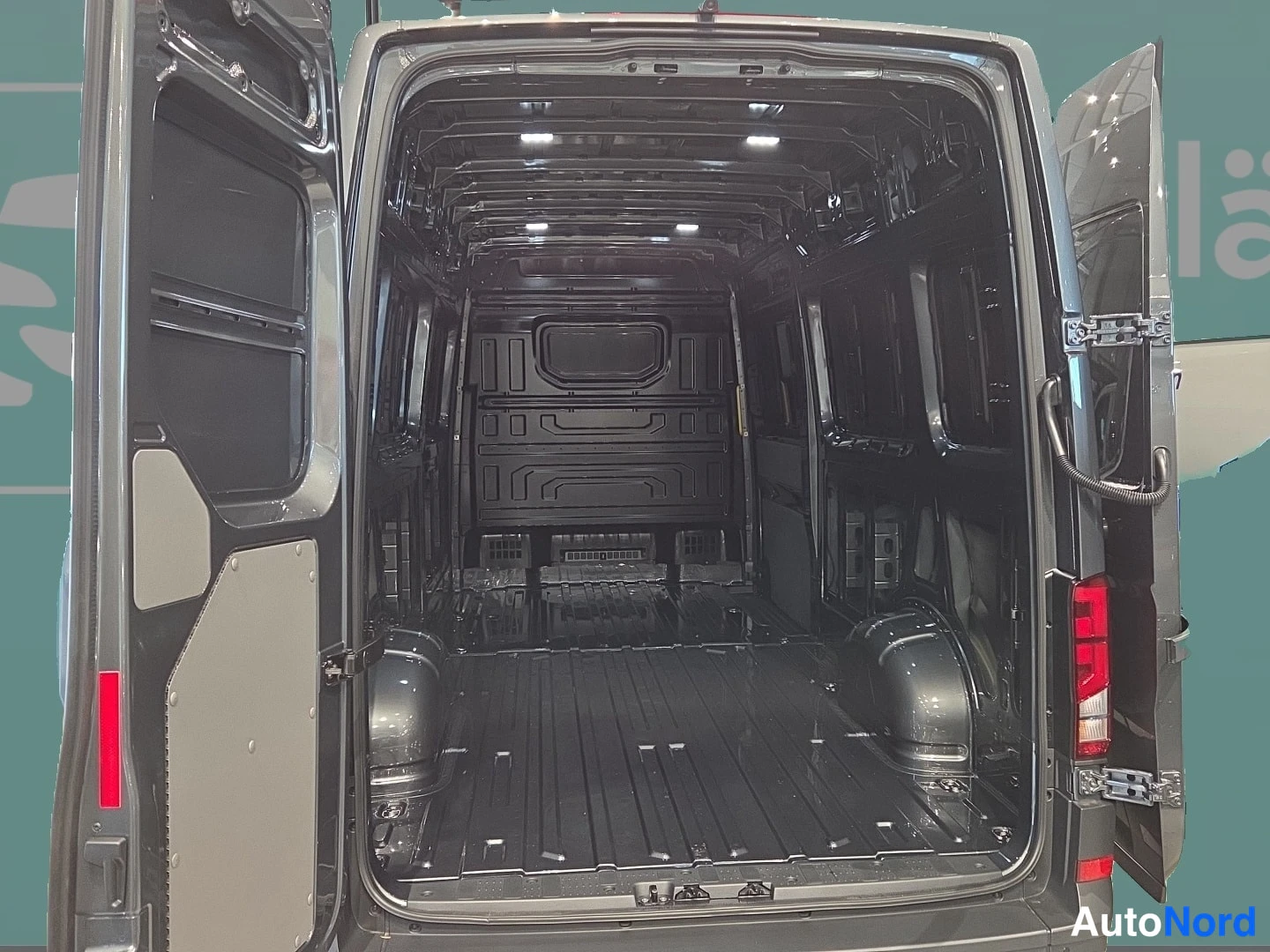 Harmaa Volkswagen Crafter 2026, tavaratila, kuva 6