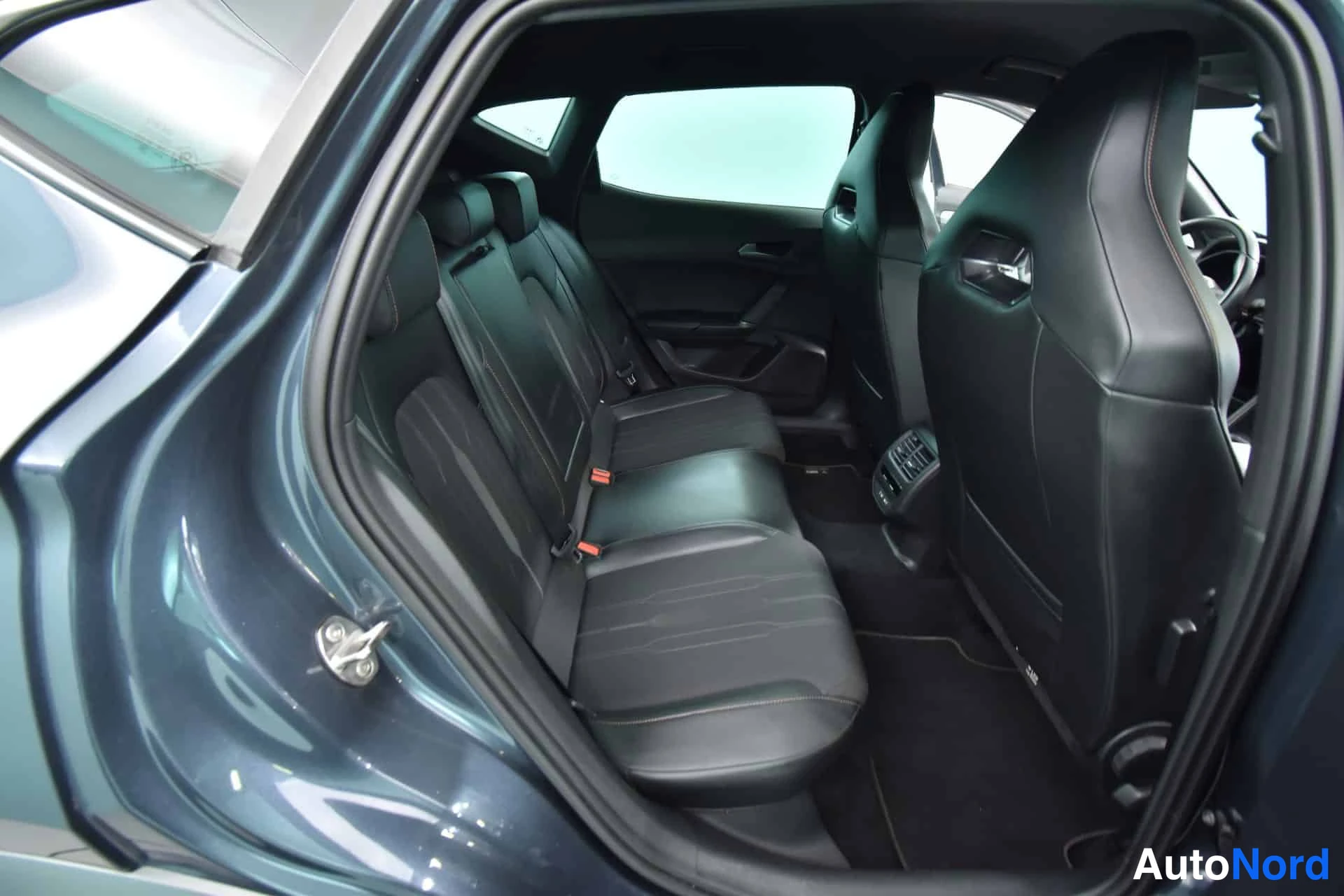 Harmaa Cupra Formentor 2023, takaistuimet, kuva 17
