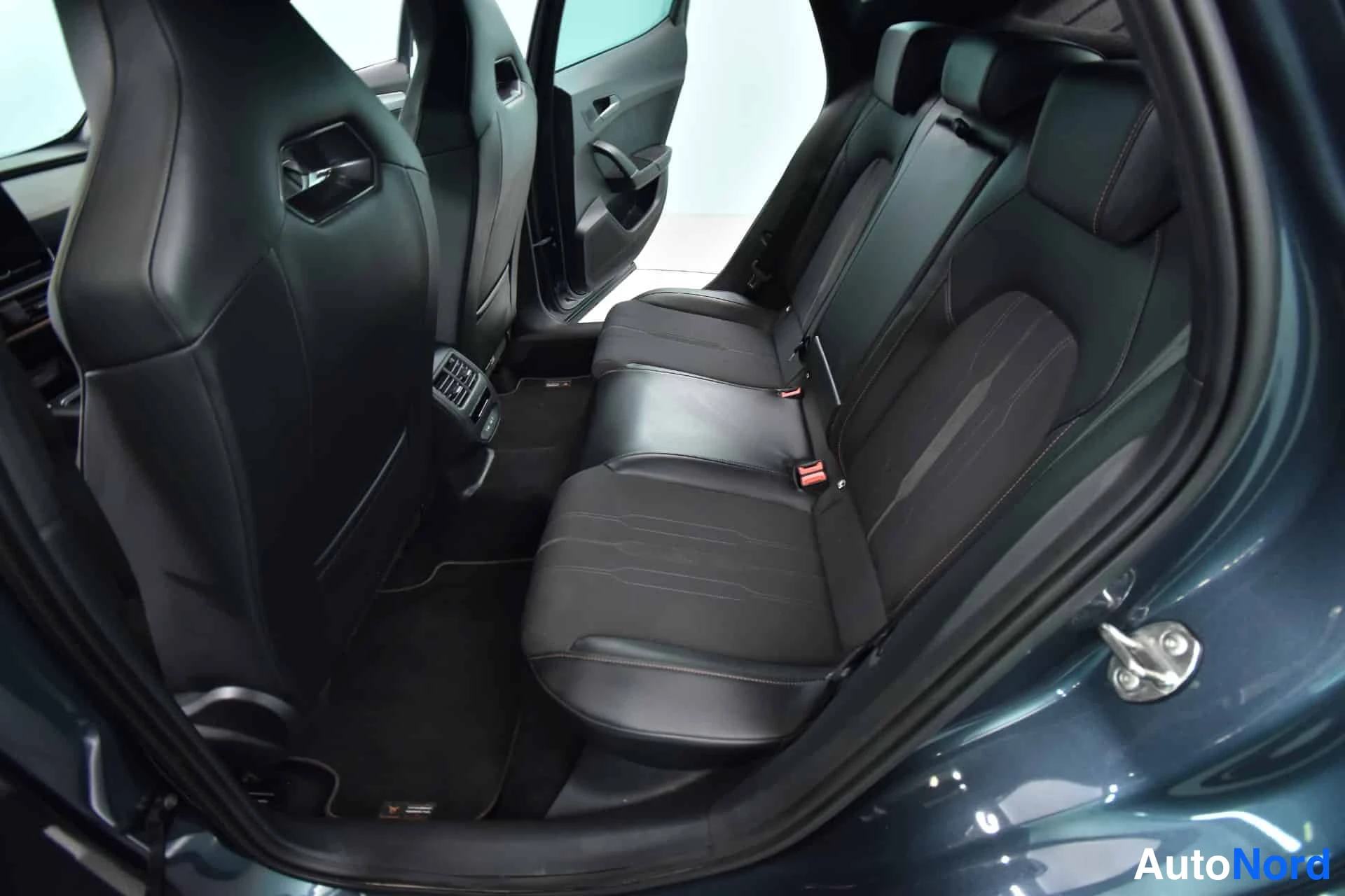 Harmaa Cupra Formentor 2023, takaistuimet, kuva 18