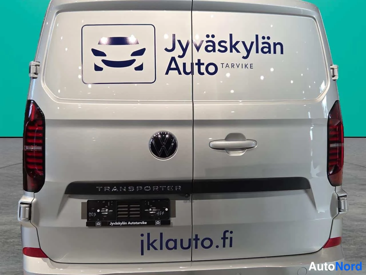 Grå Volkswagen Transporter 2026, bakifrån, bild 2