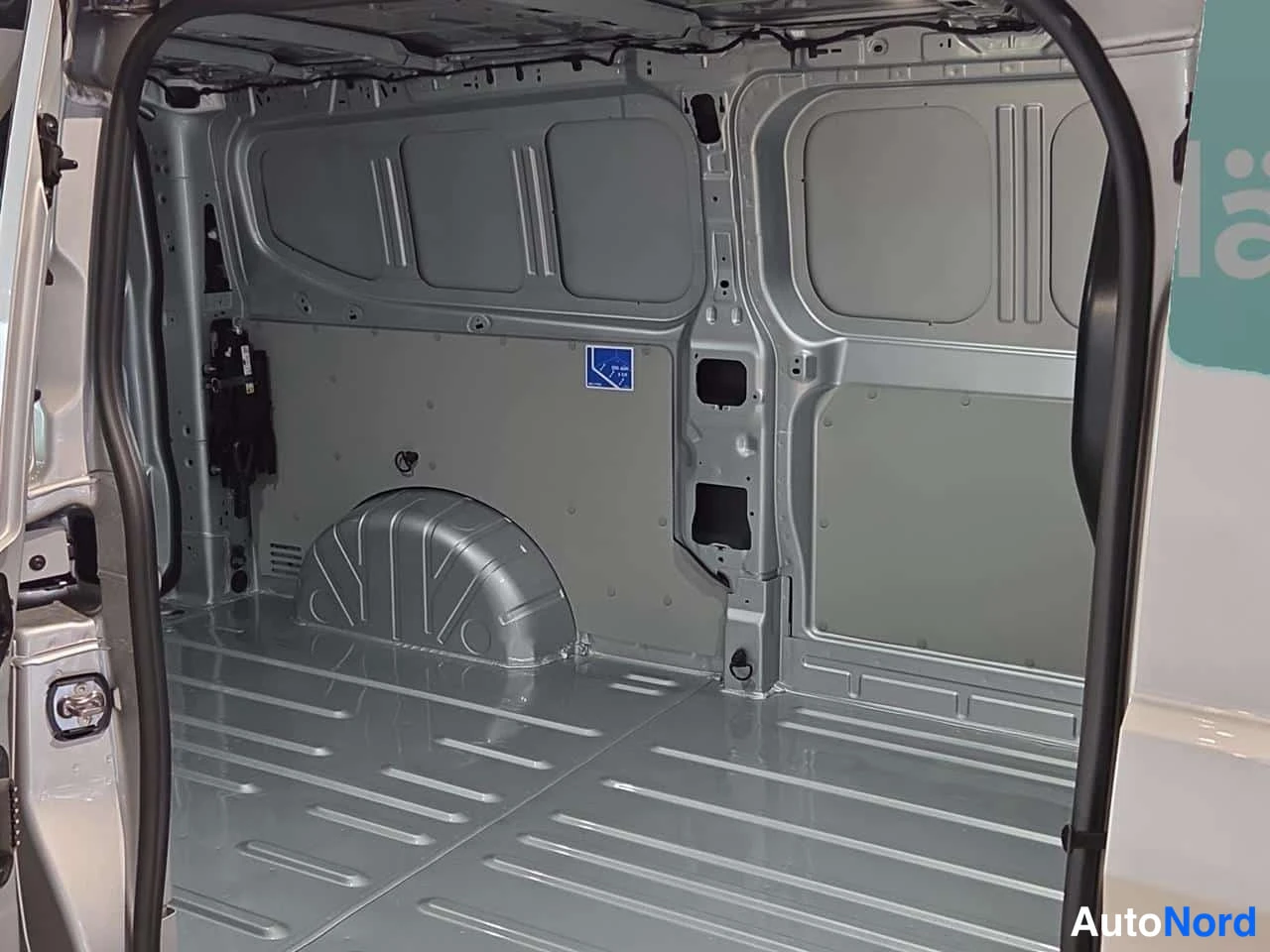 Grå Volkswagen Transporter 2026, bagageutrymme, bild 5