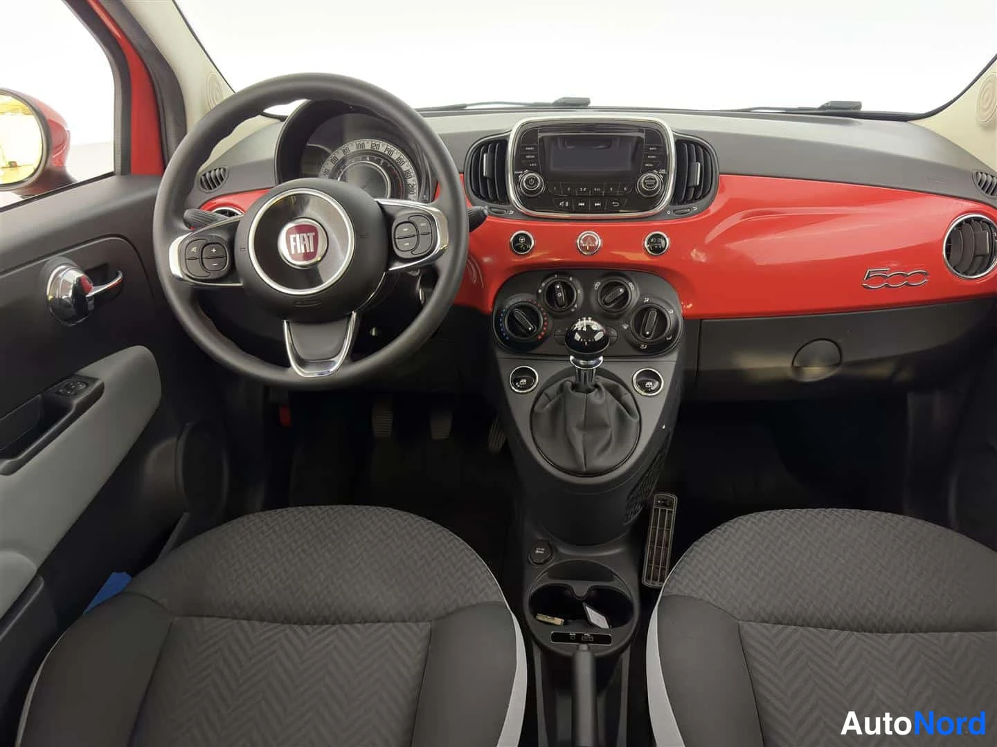 Punainen Fiat 500 2017, ohjaamo, kuva 13