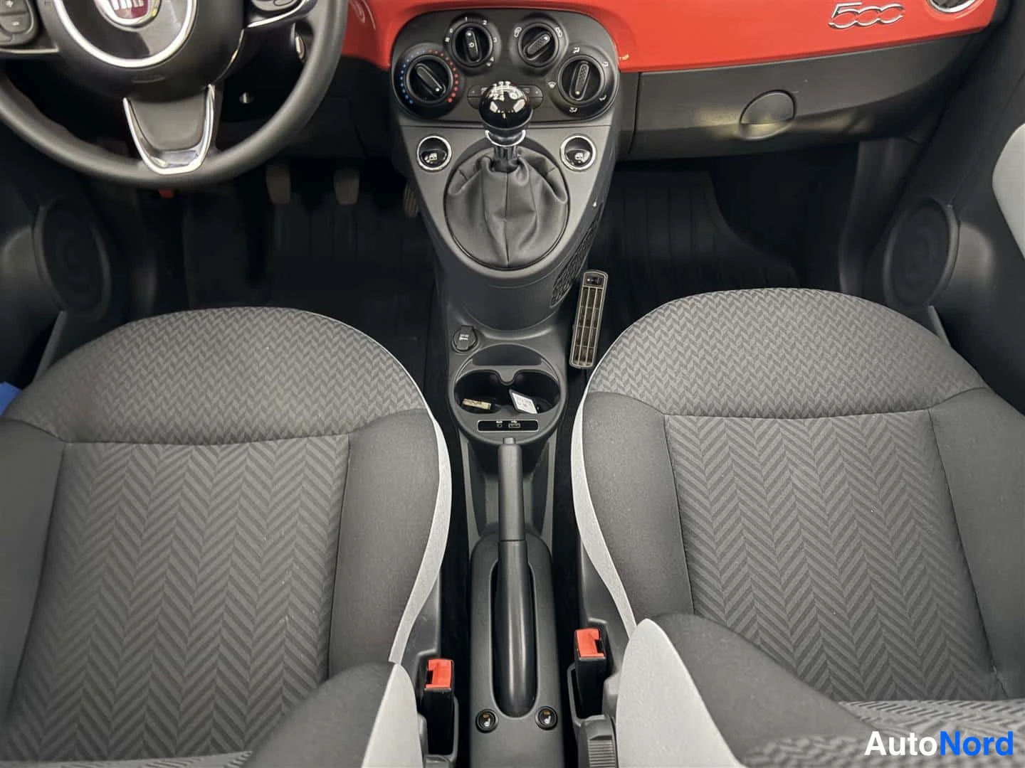 Punainen Fiat 500 2017, ohjaamo, kuva 14