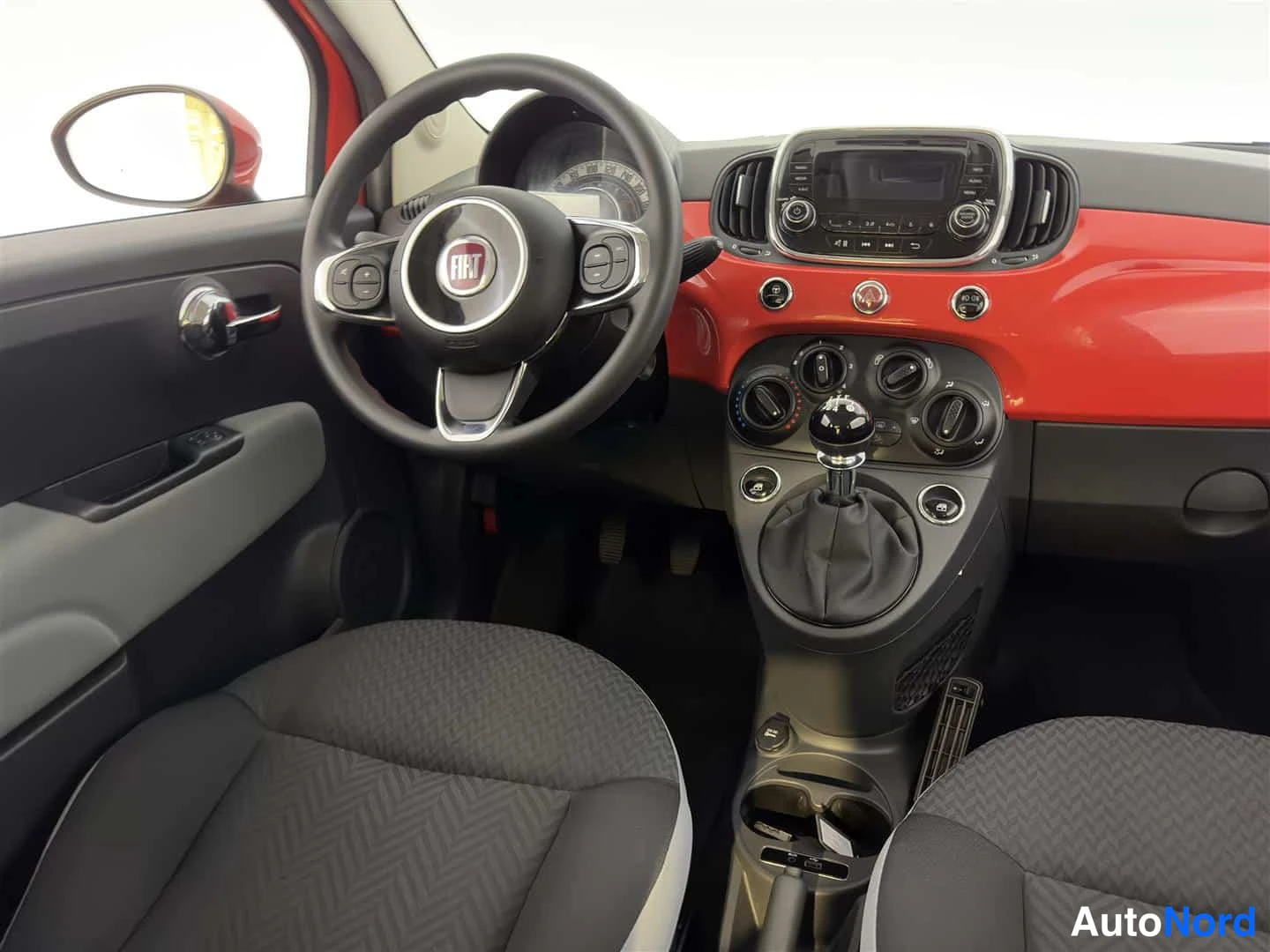 Punainen Fiat 500 2017, ohjaamo, kuva 15