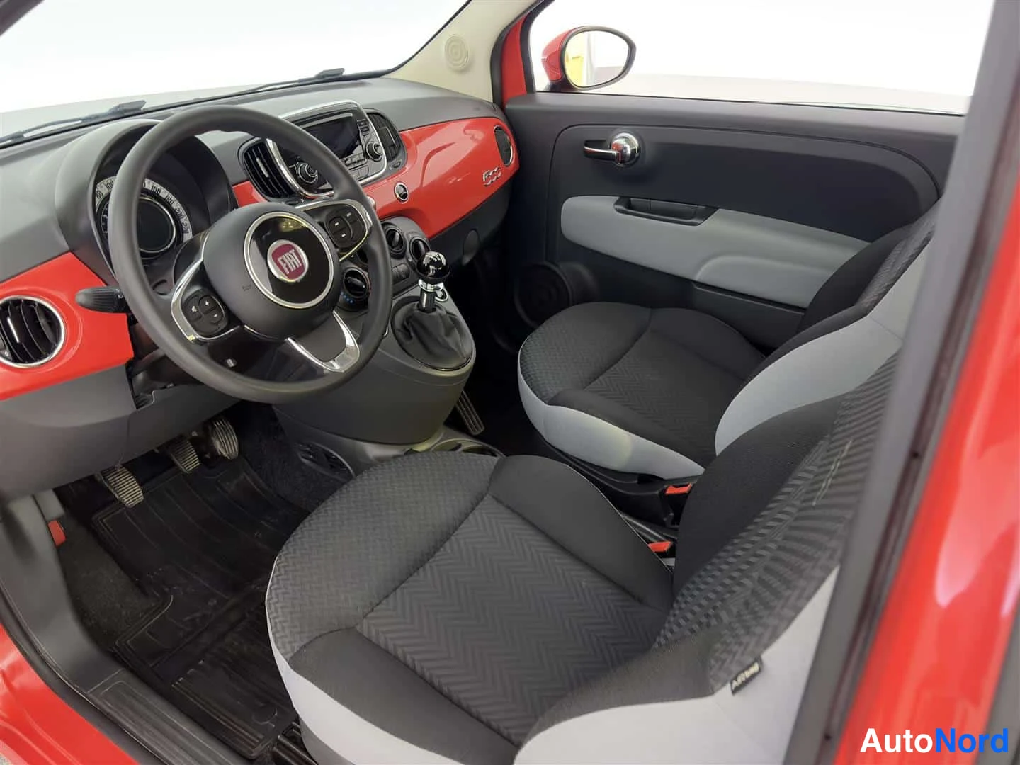 Punainen Fiat 500 2017, ohjaamo, kuva 16
