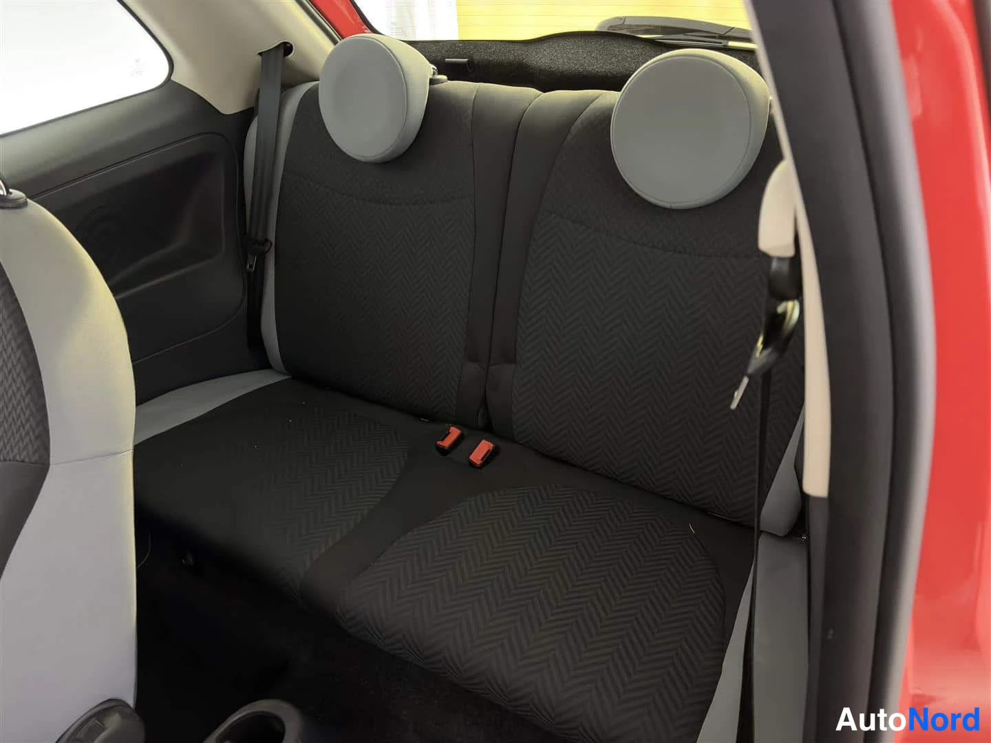 Punainen Fiat 500 2017, takaistuimet, kuva 20