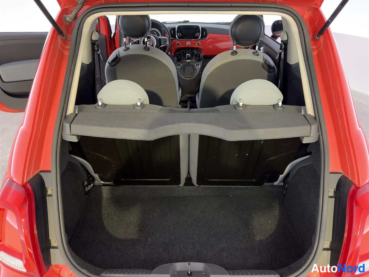 Punainen Fiat 500 2017, tavaratila, kuva 21