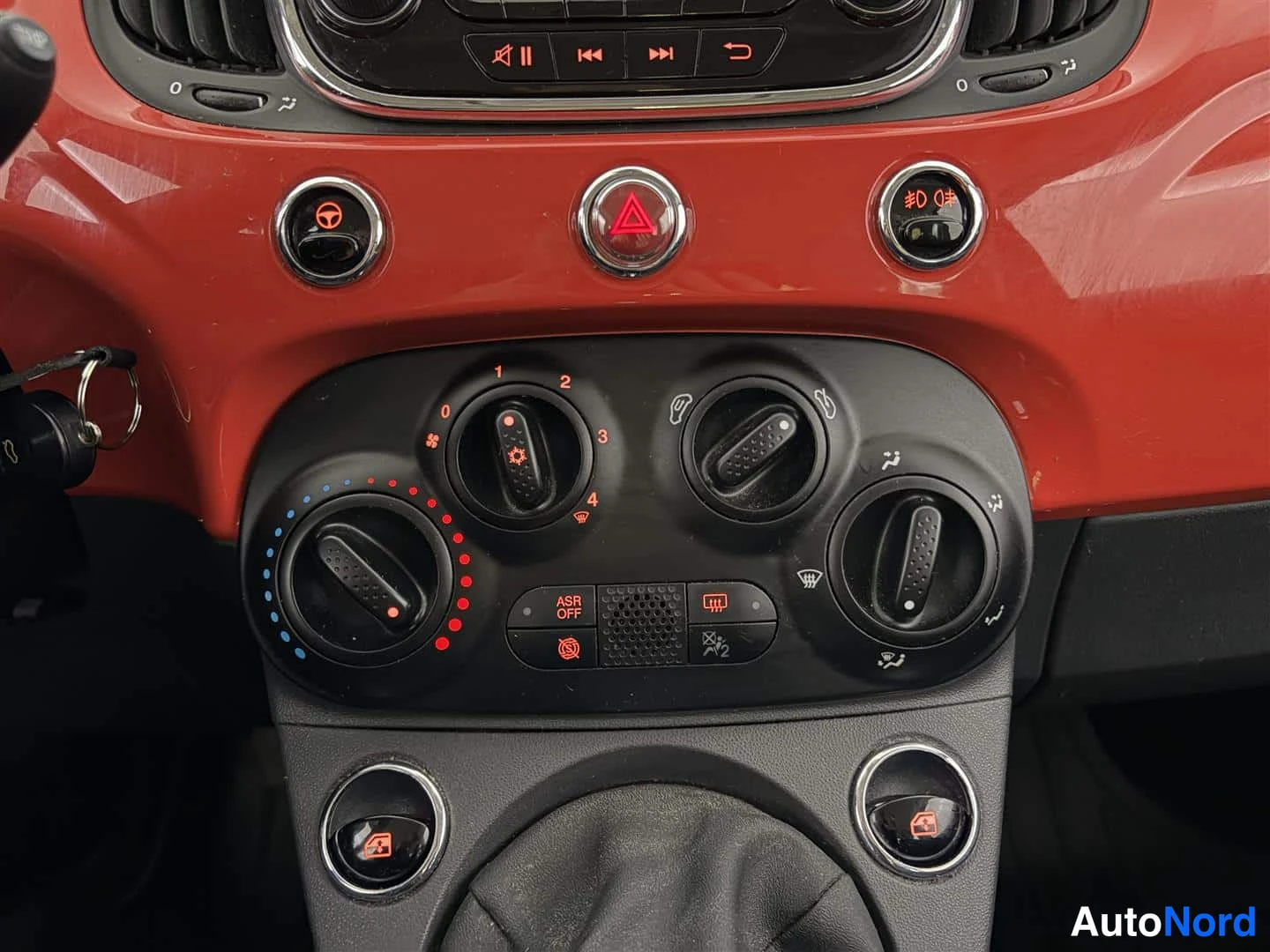 Punainen Fiat 500 2017, ohjaamo, kuva 17