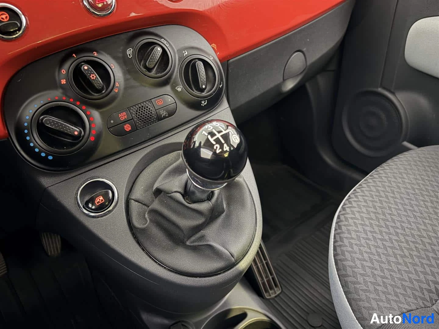 Punainen Fiat 500 2017, yksityiskohta, kuva 24