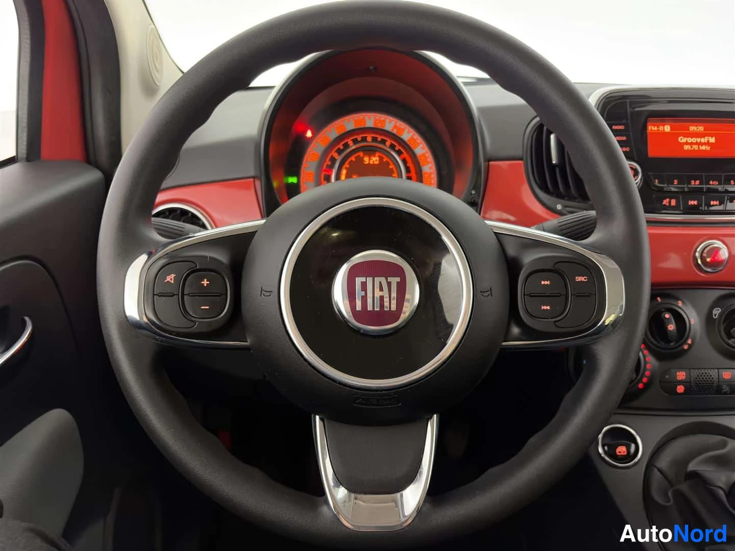 Punainen Fiat 500 2017, ohjaamo, kuva 18