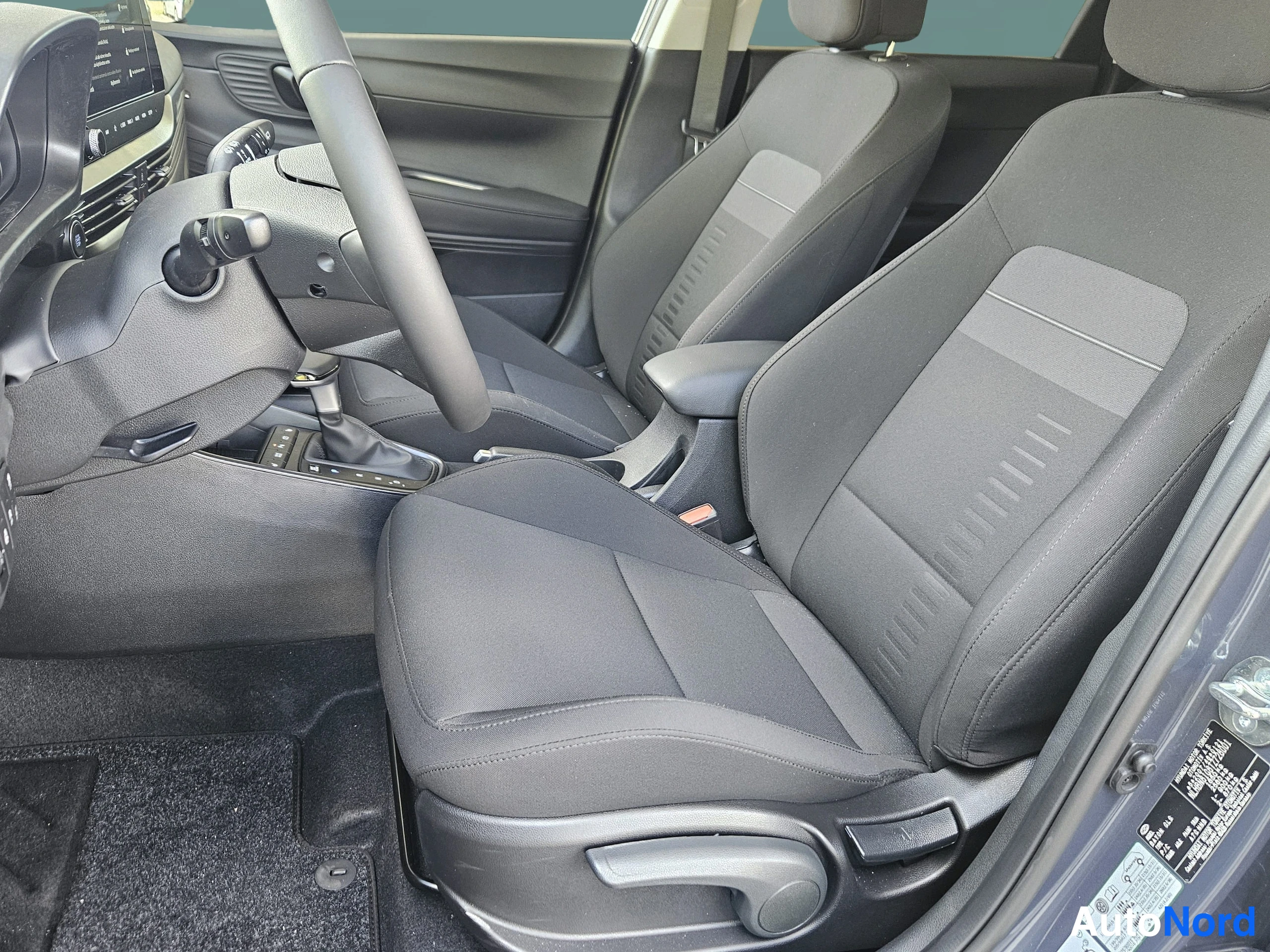 Harmaa Hyundai Bayon 2026, etuistuimet, kuva 20