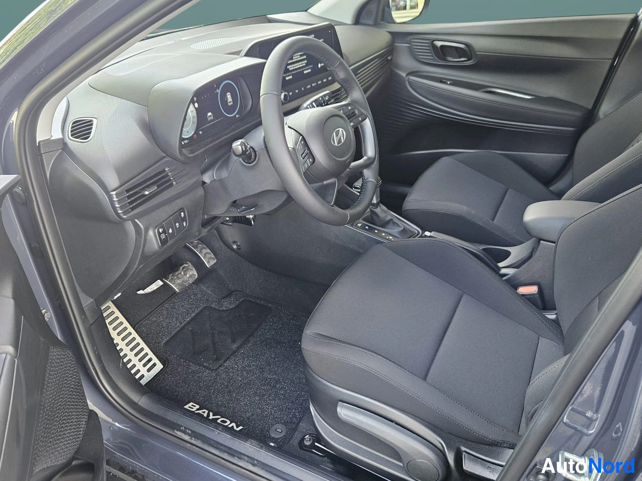 Harmaa Hyundai Bayon 2026, ohjaamo, kuva 11