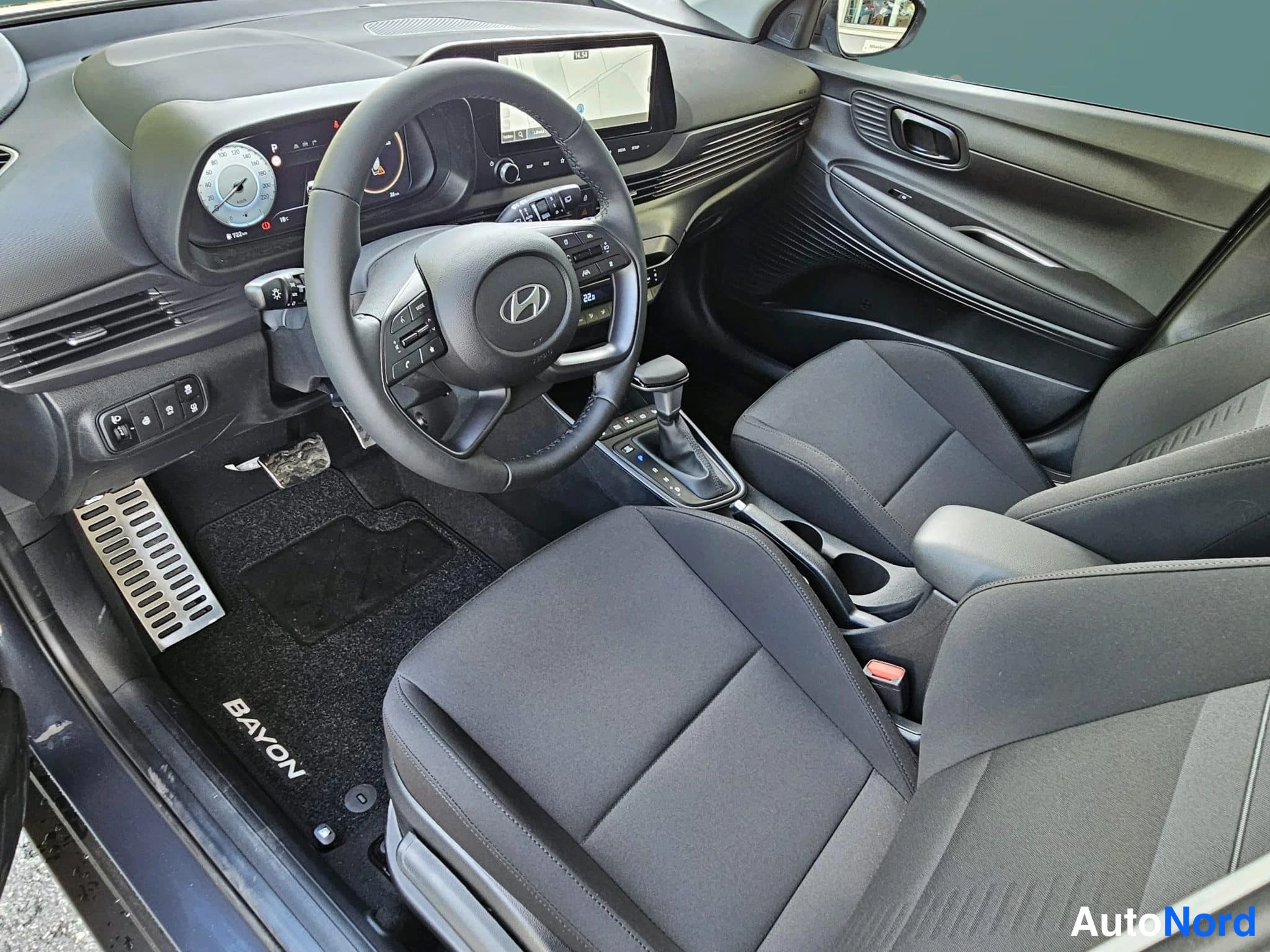 Harmaa Hyundai Bayon 2026, ohjaamo, kuva 15