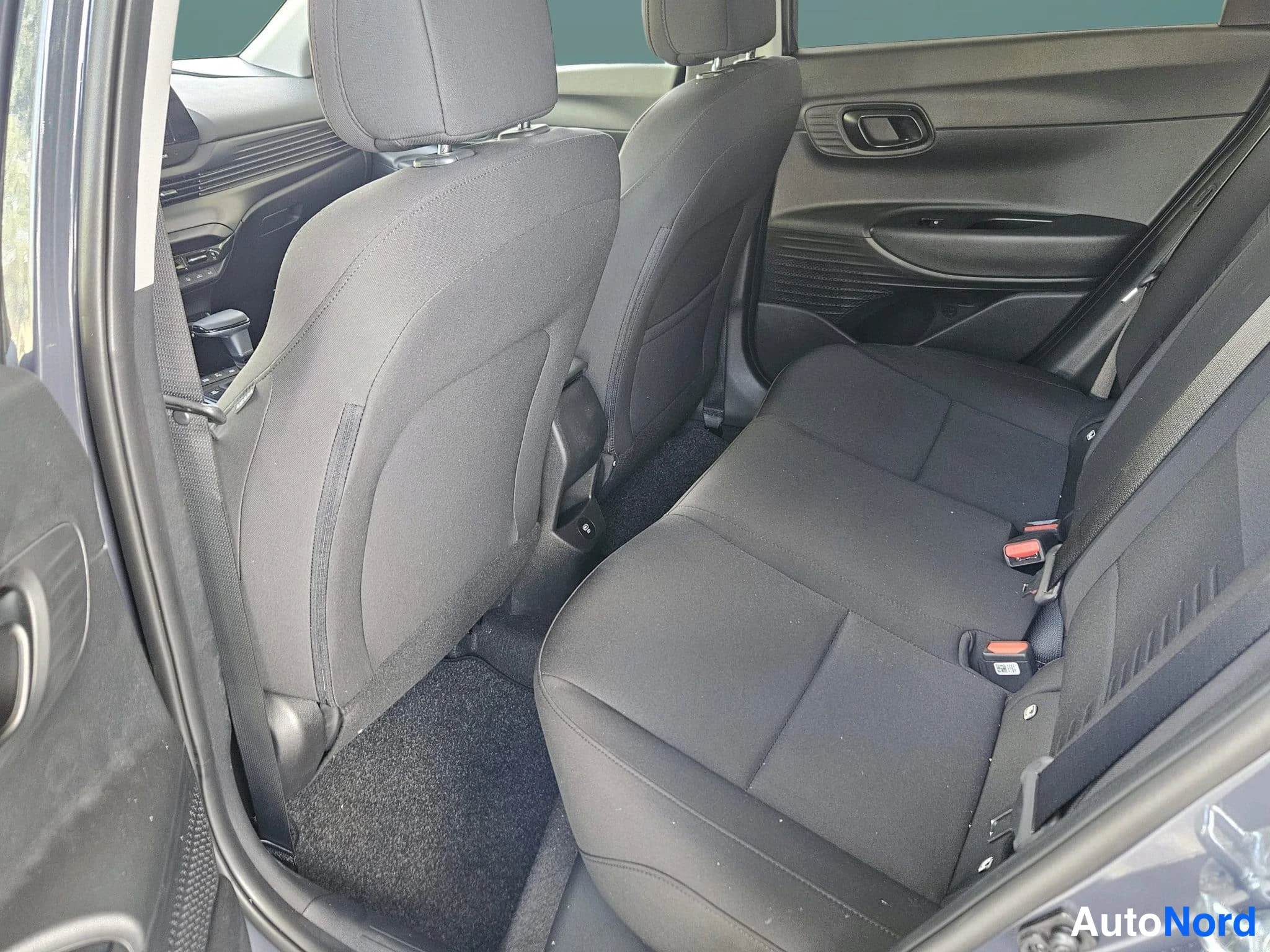 Harmaa Hyundai Bayon 2026, takaistuimet, kuva 21