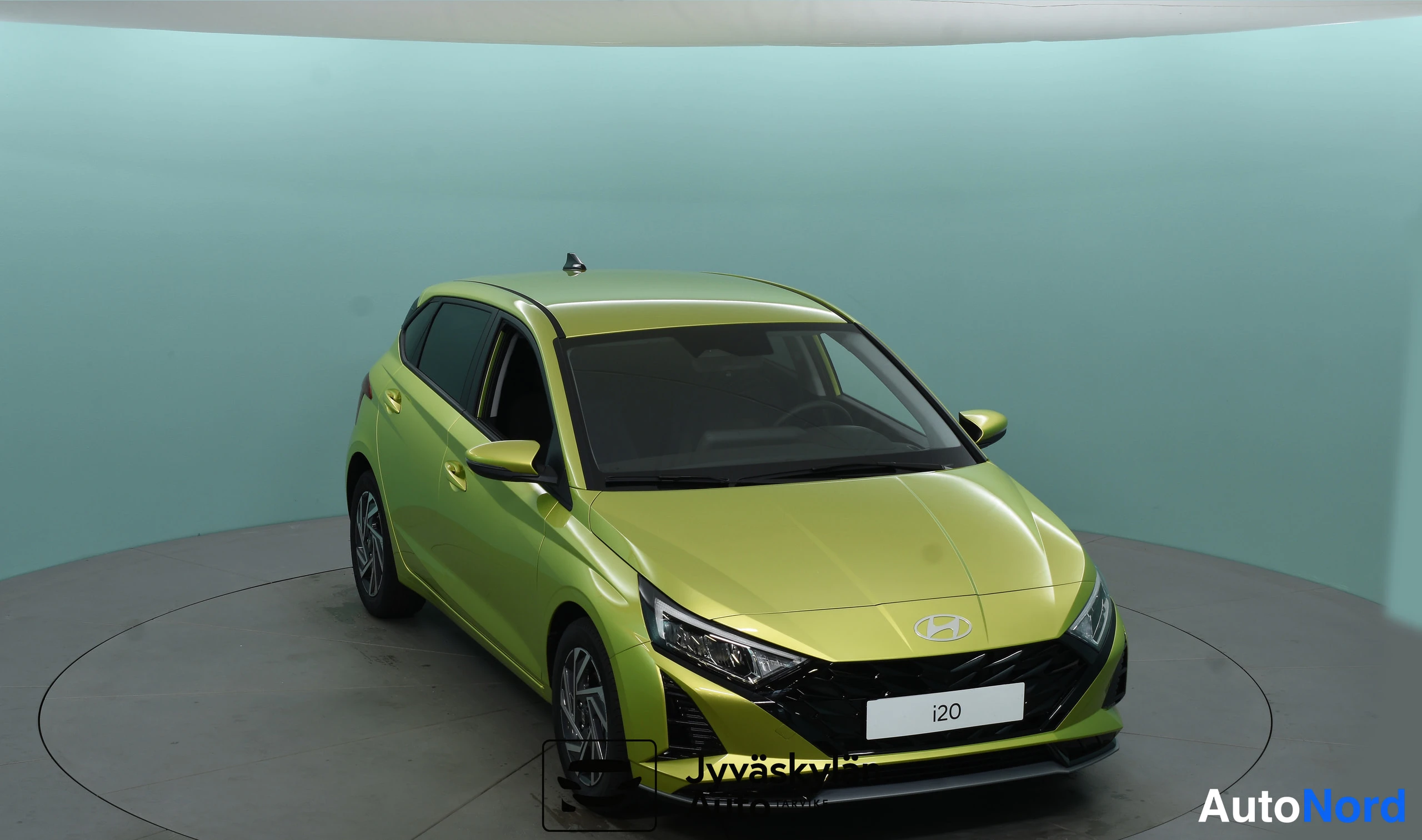 Keltainen Hyundai i20 2026, etuviisto, keula oikealle, kuva 5