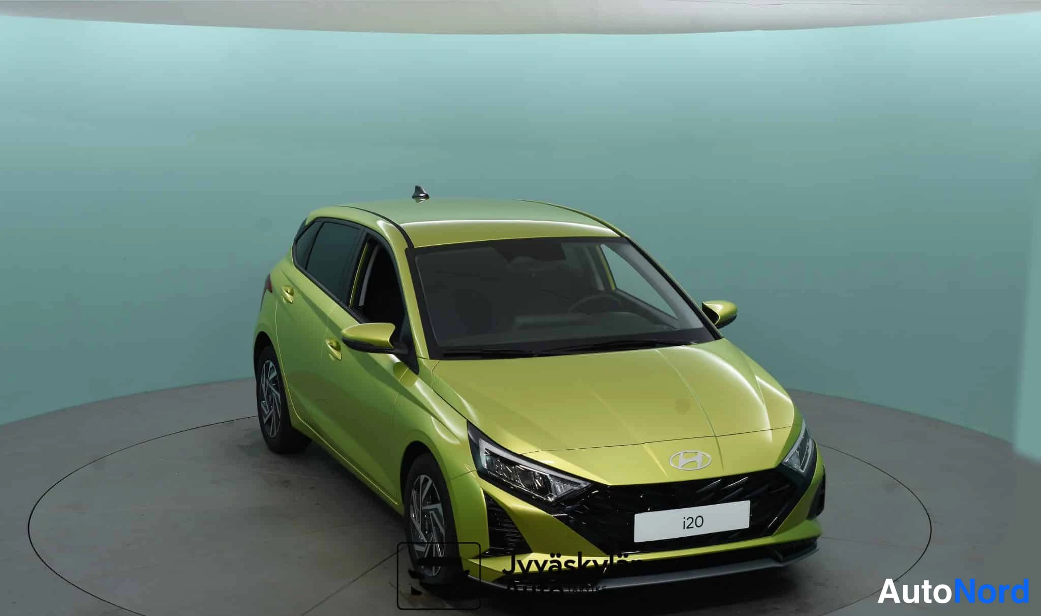 Keltainen Hyundai i20 2026, etuviisto, keula oikealle, kuva 6