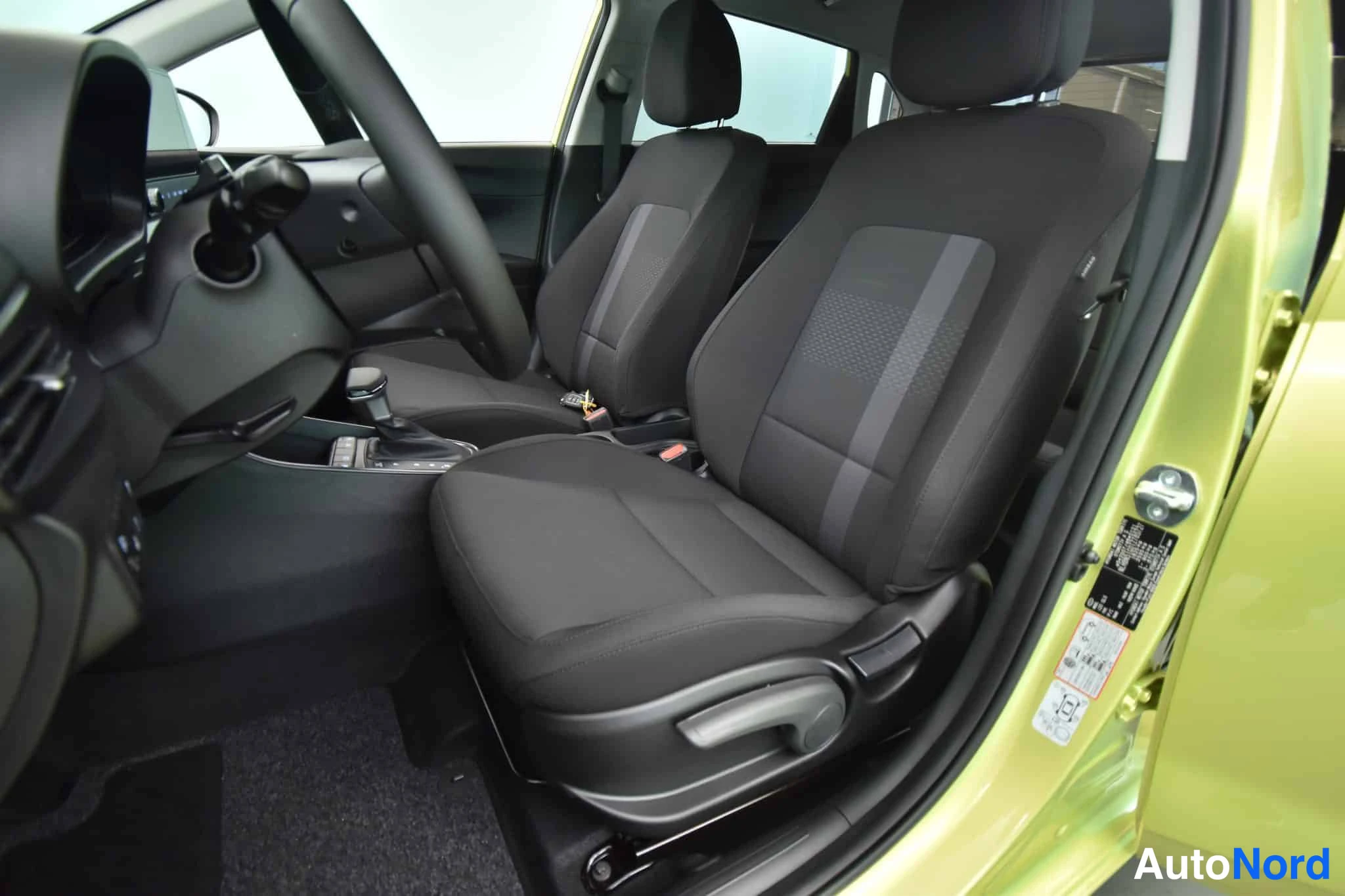 Keltainen Hyundai i20 2026, etuistuimet, kuva 25