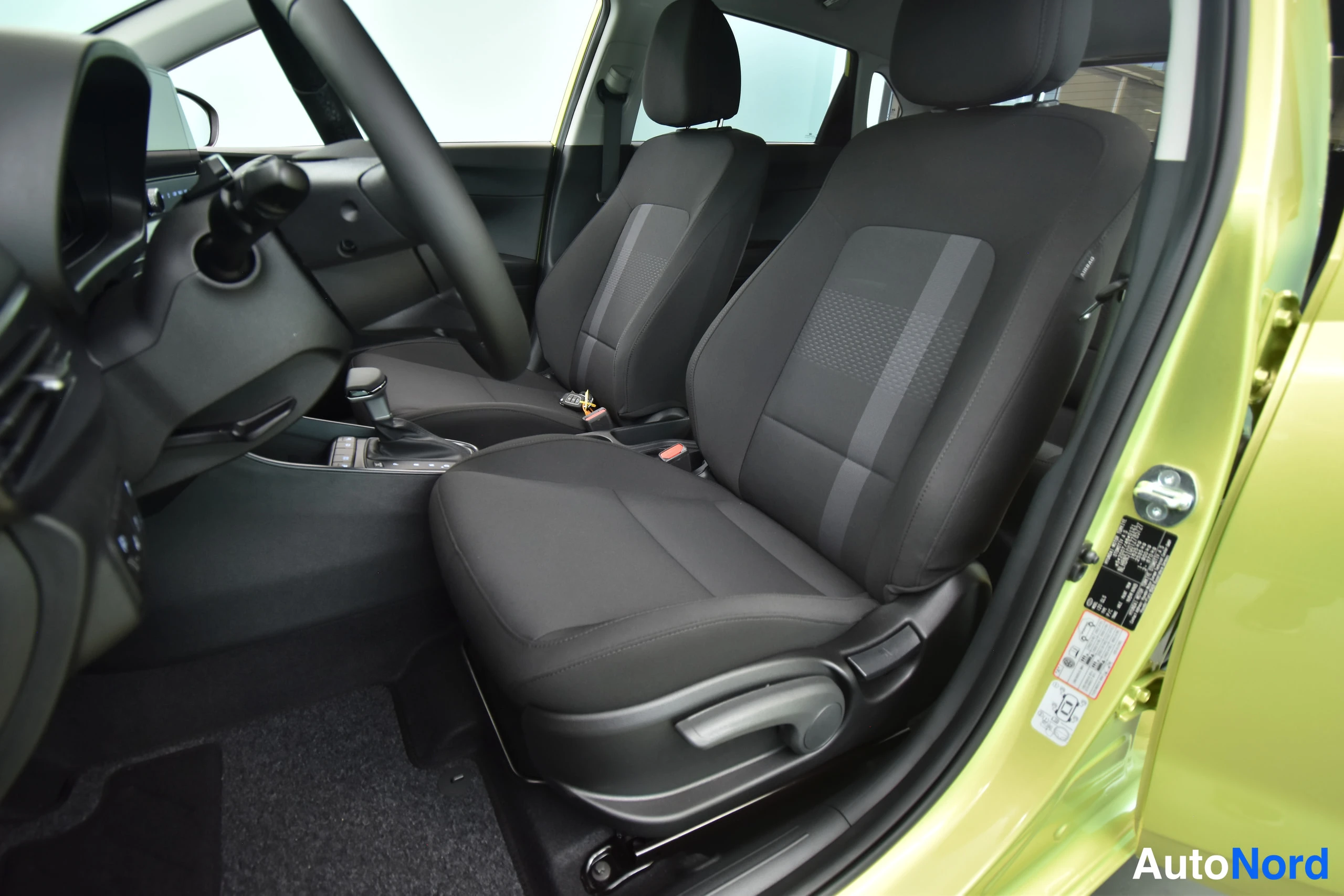 Keltainen Hyundai i20 2026, etuistuimet, kuva 26