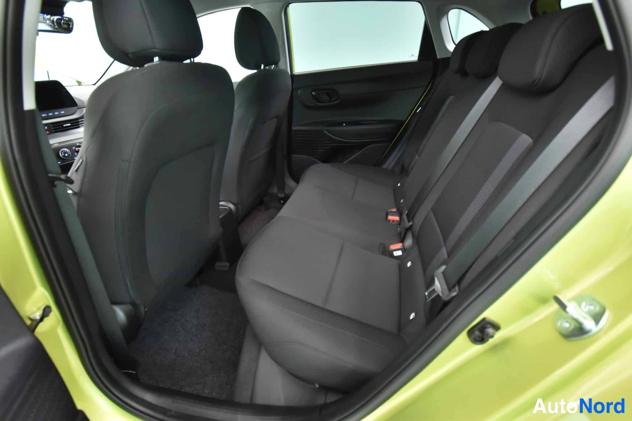Keltainen Hyundai i20 2026, takaistuimet, kuva 27