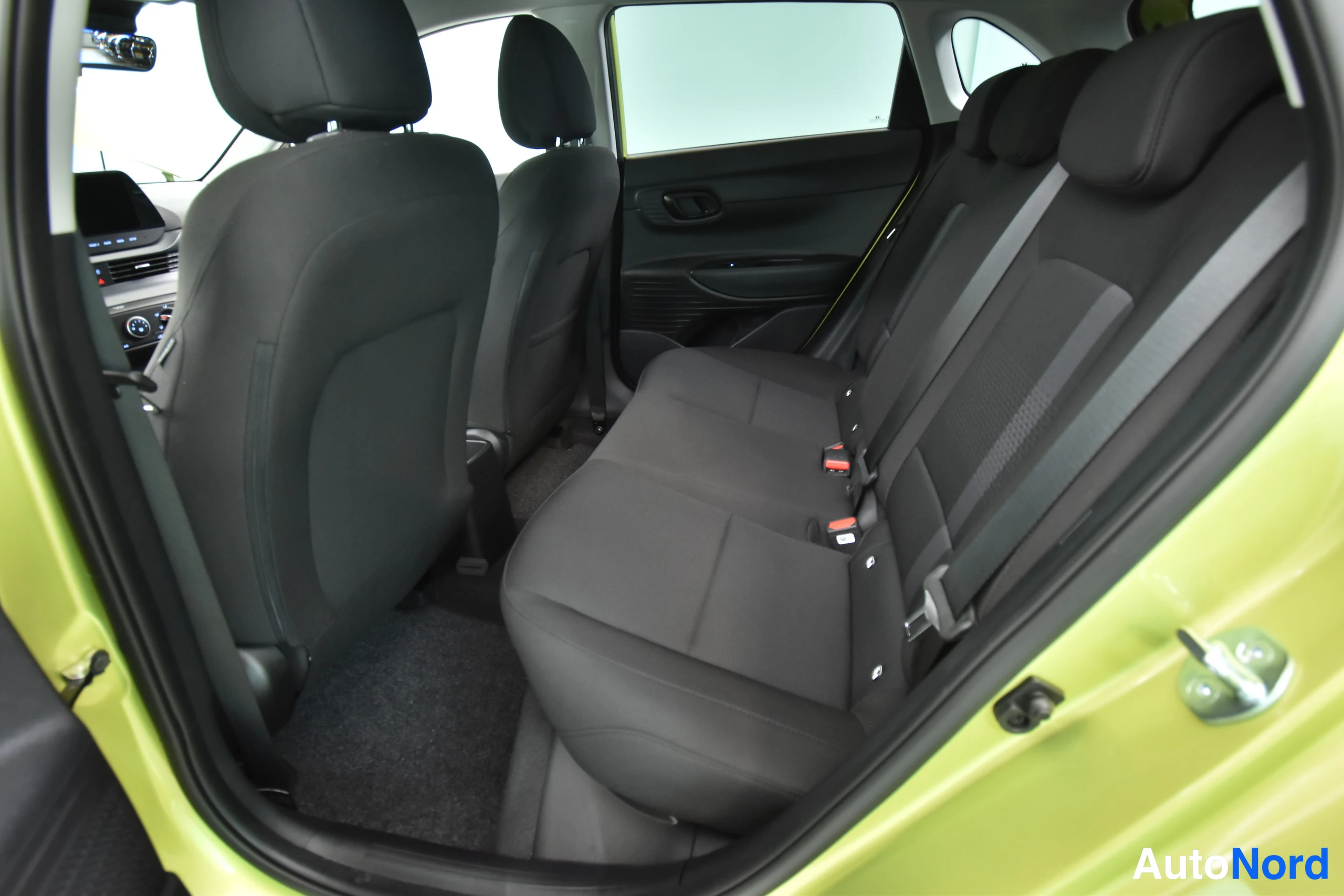 Keltainen Hyundai i20 2026, takaistuimet, kuva 28