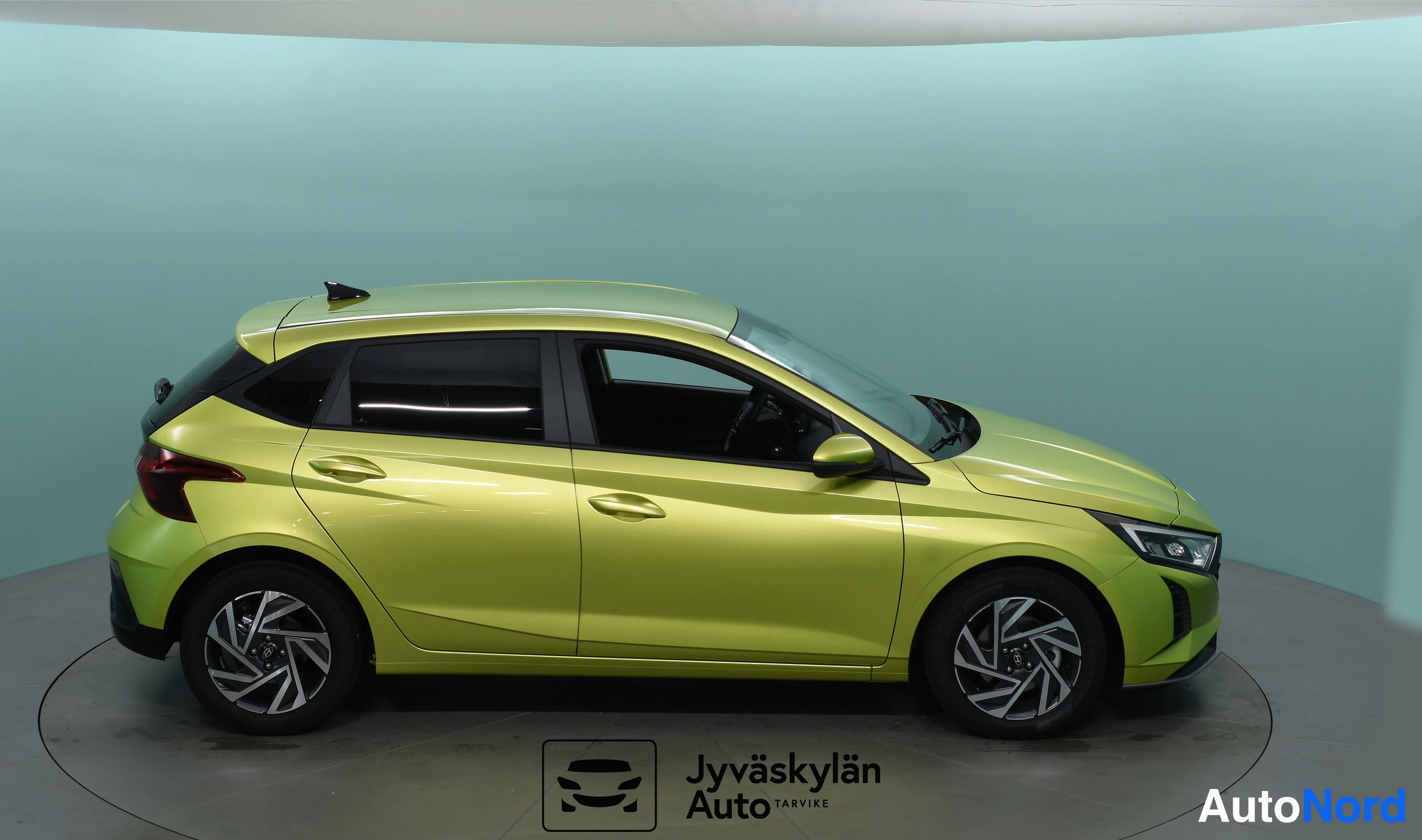Keltainen Hyundai i20 2026, etuviisto, keula oikealle, kuva 3
