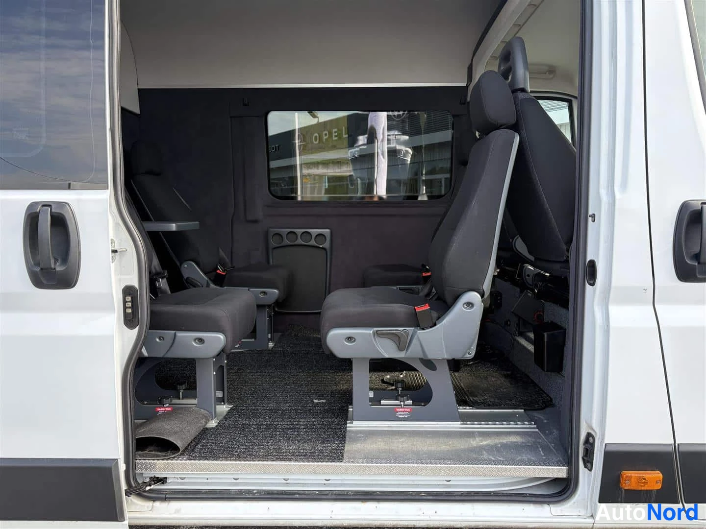 Valkoinen Fiat Ducato 2021, takaistuimet, kuva 14