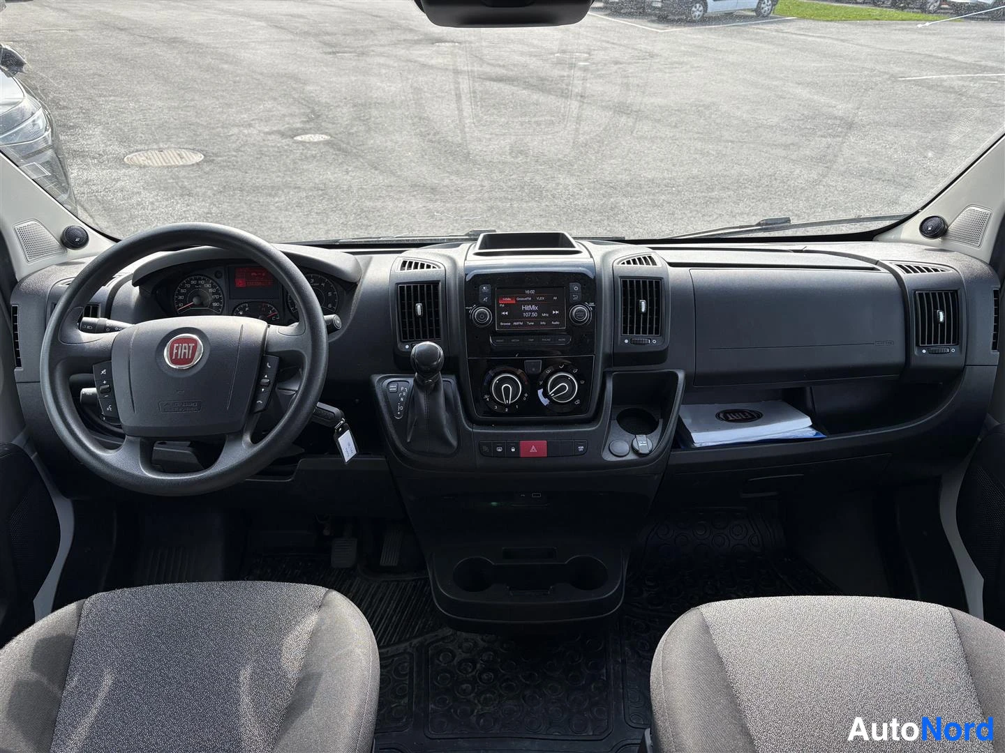 Valkoinen Fiat Ducato 2021, ohjaamo, kuva 7