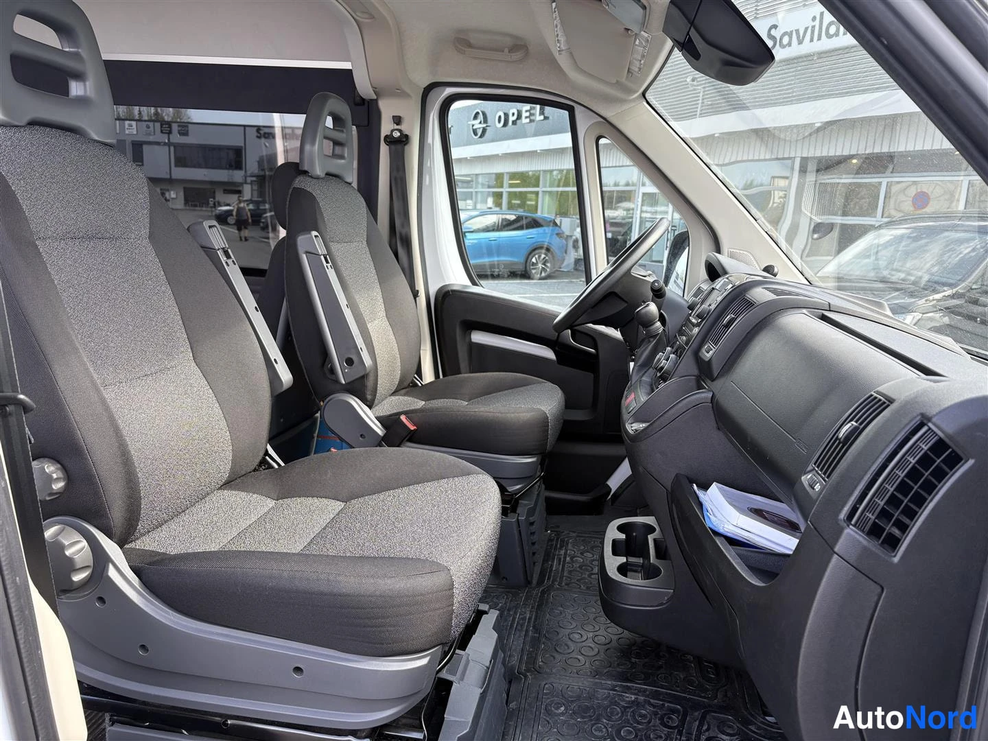 Valkoinen Fiat Ducato 2021, etuistuimet, kuva 11