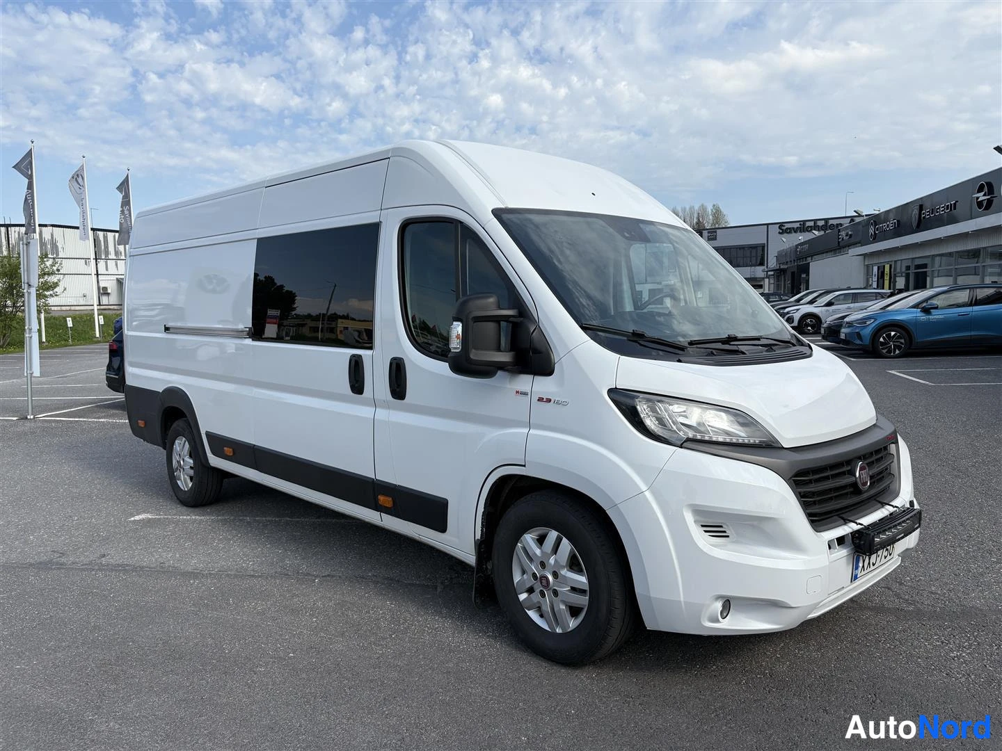 Valkoinen Fiat Ducato 2021, etuviisto, keula oikealle, kuva 2