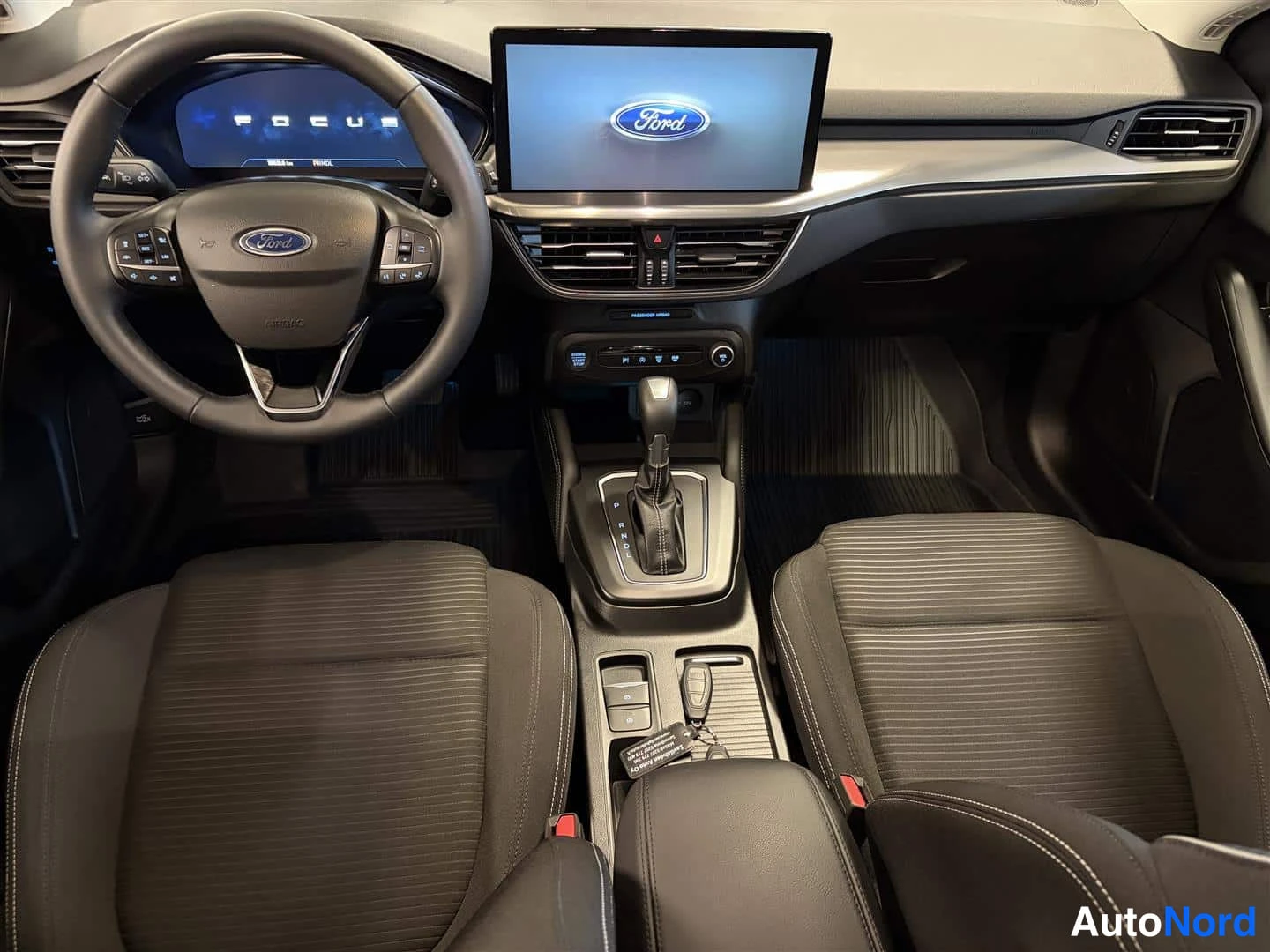 Punainen Ford Focus 2022, ohjaamo, kuva 13