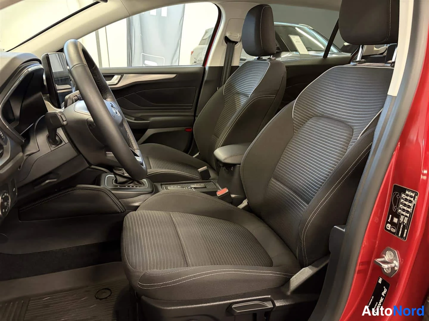 Punainen Ford Focus 2022, etuistuimet, kuva 16