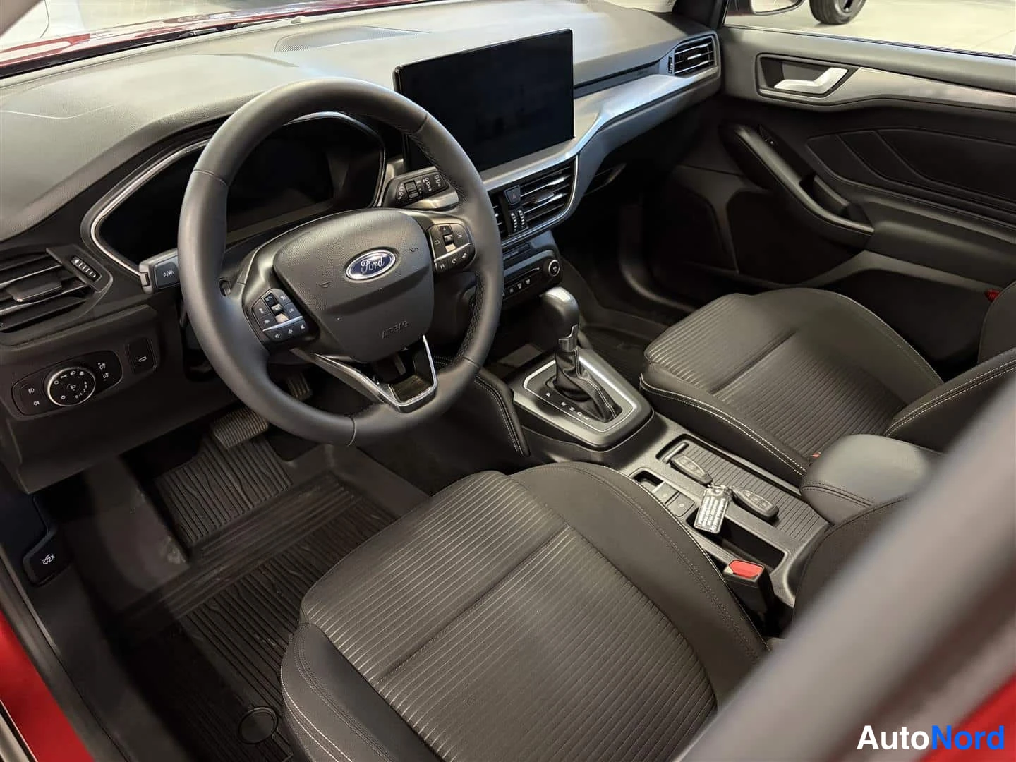 Punainen Ford Focus 2022, ohjaamo, kuva 14