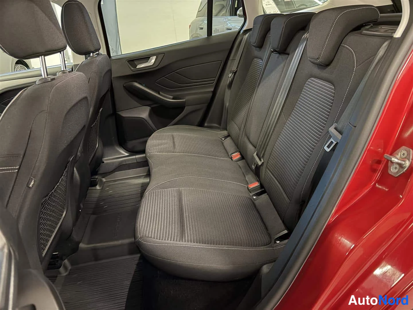 Punainen Ford Focus 2022, takaistuimet, kuva 17
