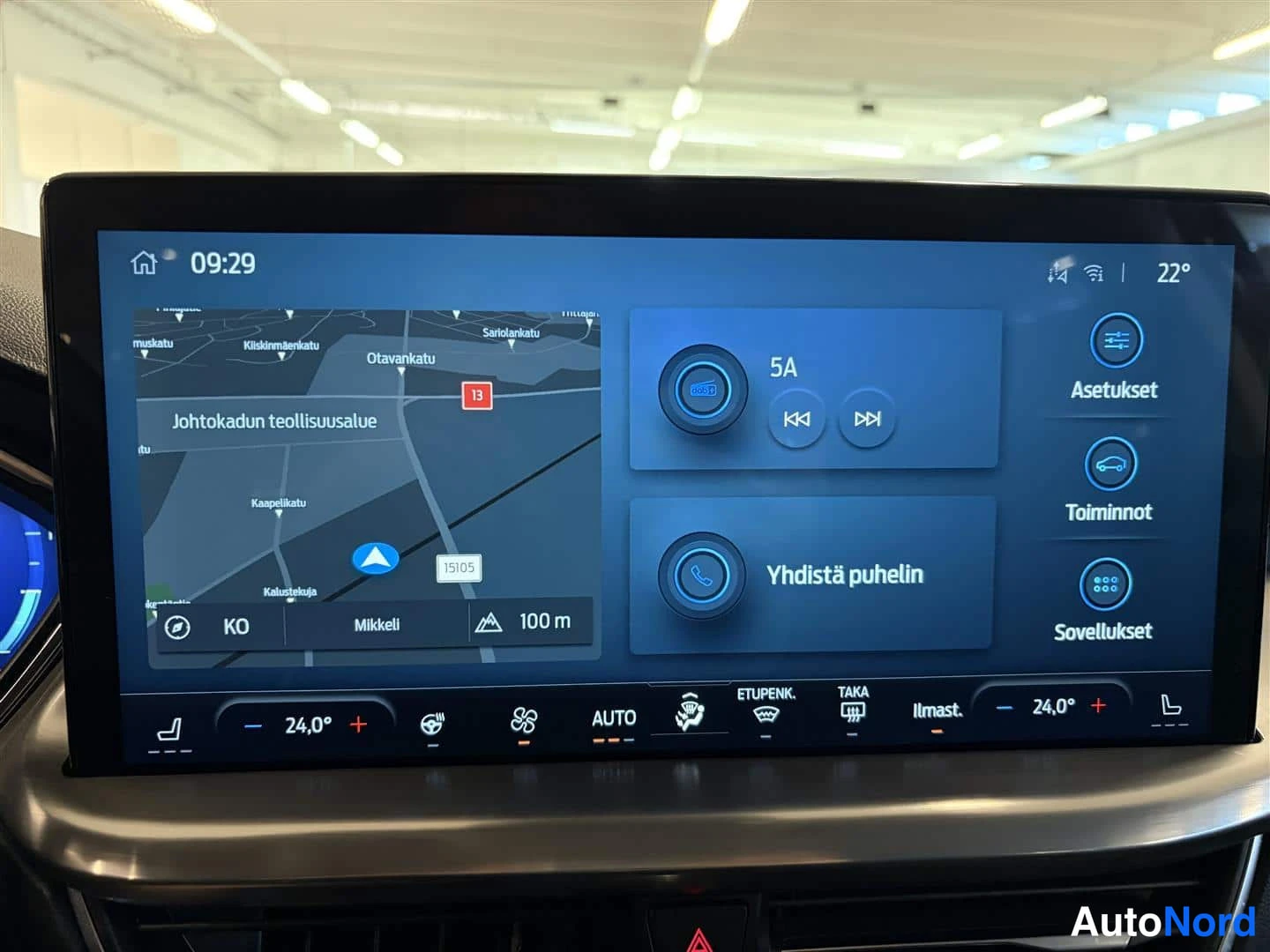 Punainen Ford Focus 2022, yksityiskohta, kuva 19