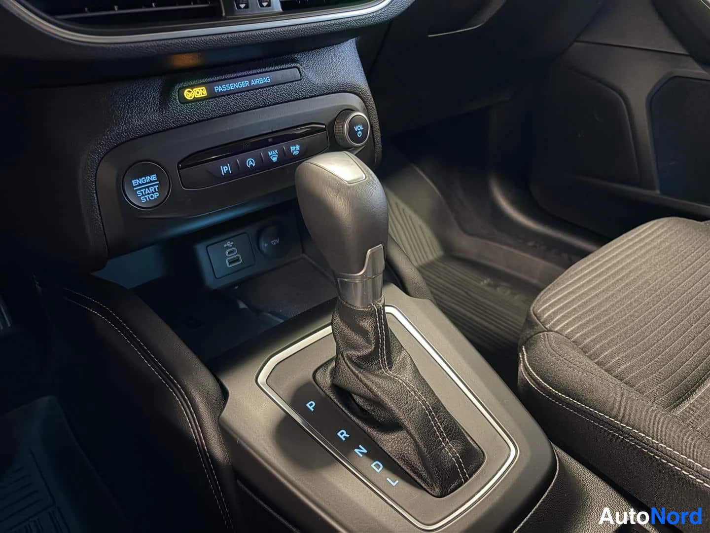 Punainen Ford Focus 2022, yksityiskohta, kuva 21