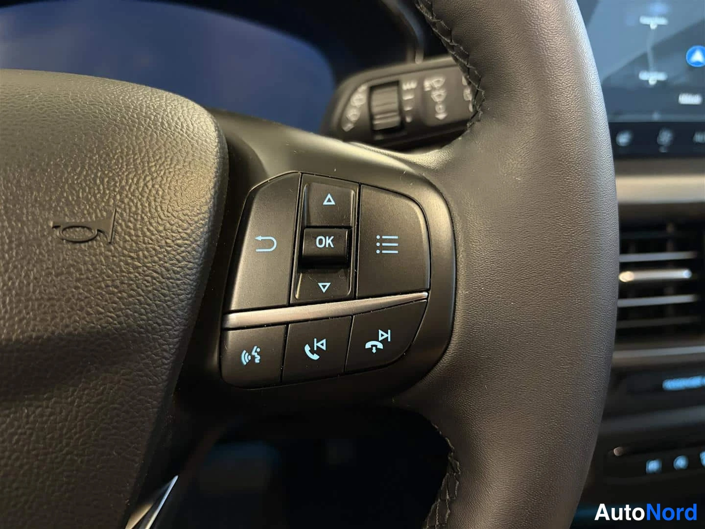 Punainen Ford Focus 2022, yksityiskohta, kuva 23